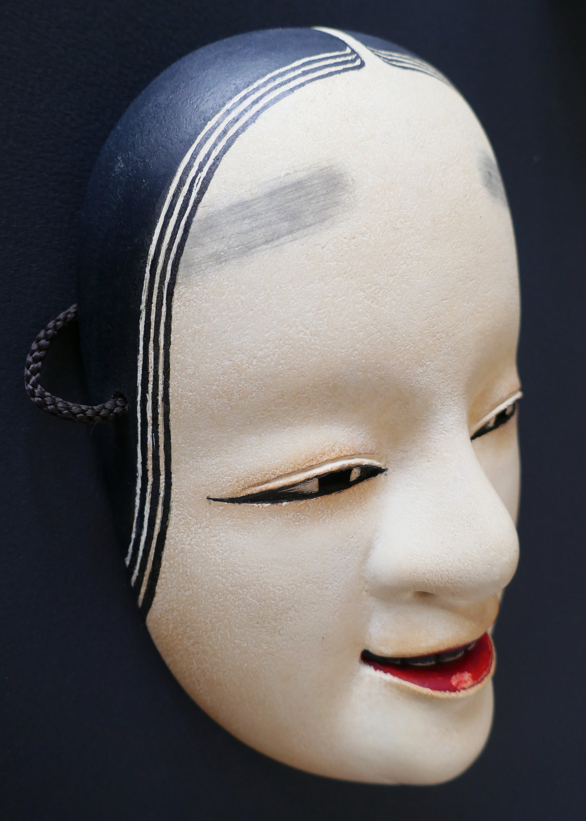Masque Nō Ko-omote vu de profil droit – signature Keigo – masque japonais en bois sculpté