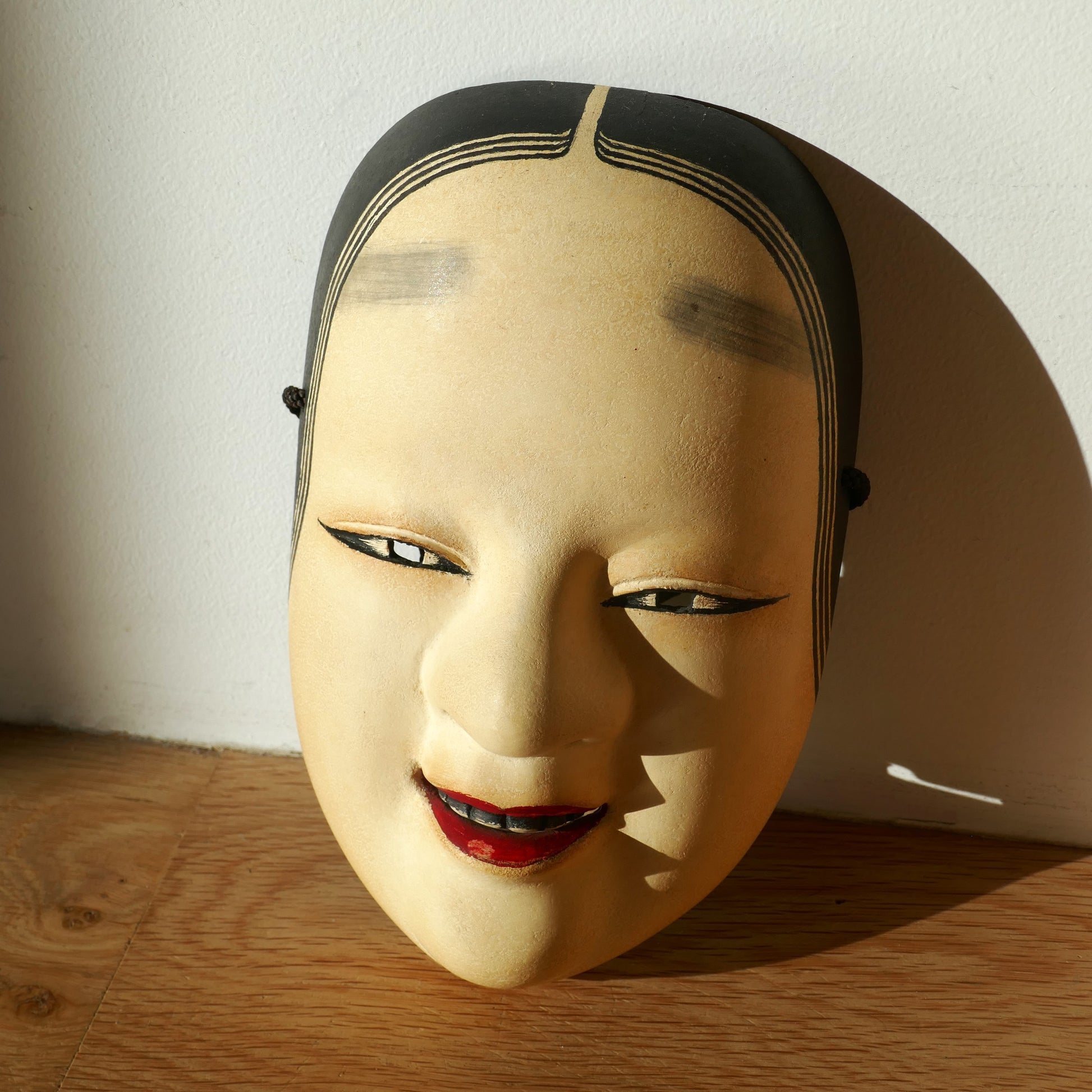 Vue latérale du masque Nō Ko-omote avec lumière rasante – sculpture signée Keigo