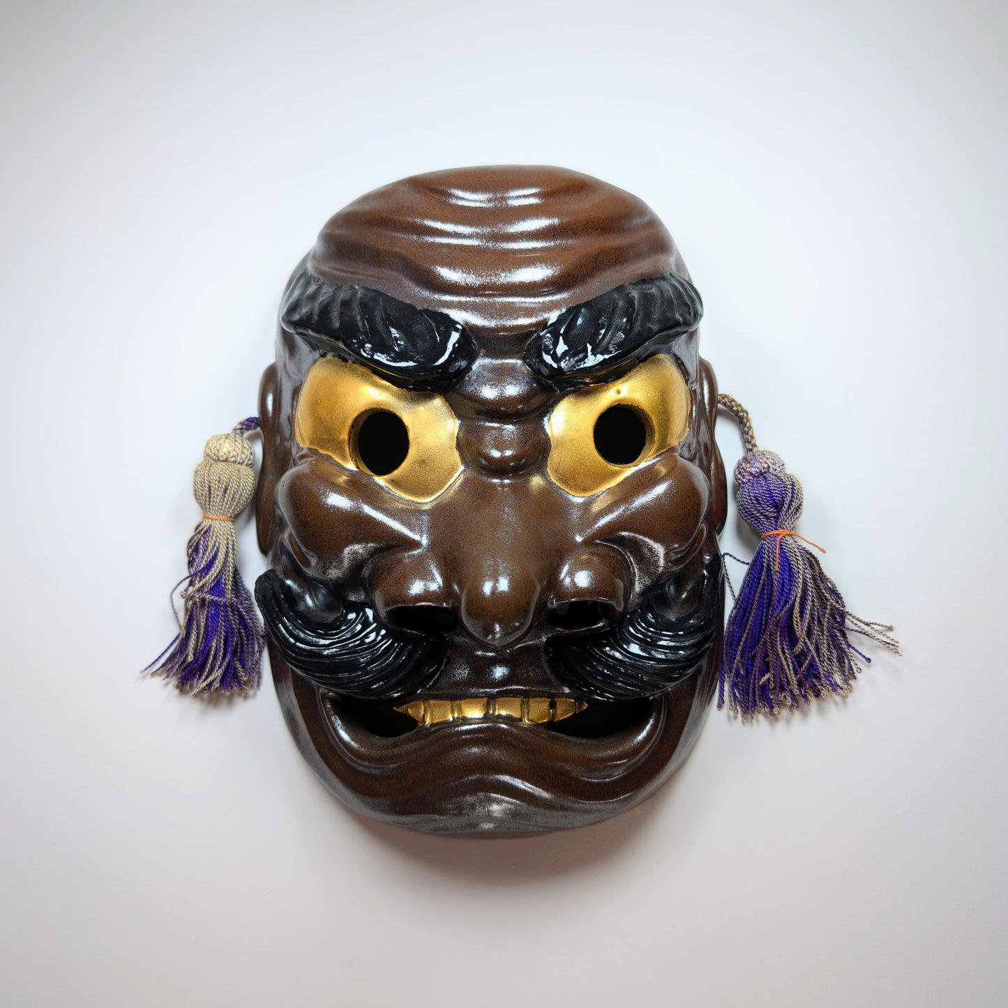 Masque de théâtre Nô japonais en céramique Kutani de Susanoo, signé par Matsuda Sokawa, expression intense