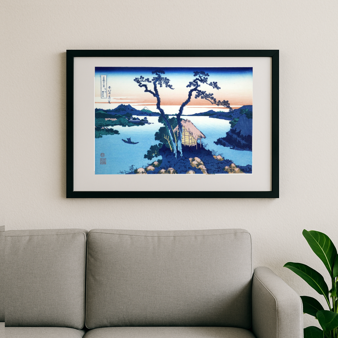 Mise en scène de l'estampe du lac Suwa de Hokusai encadrée dans un salon.