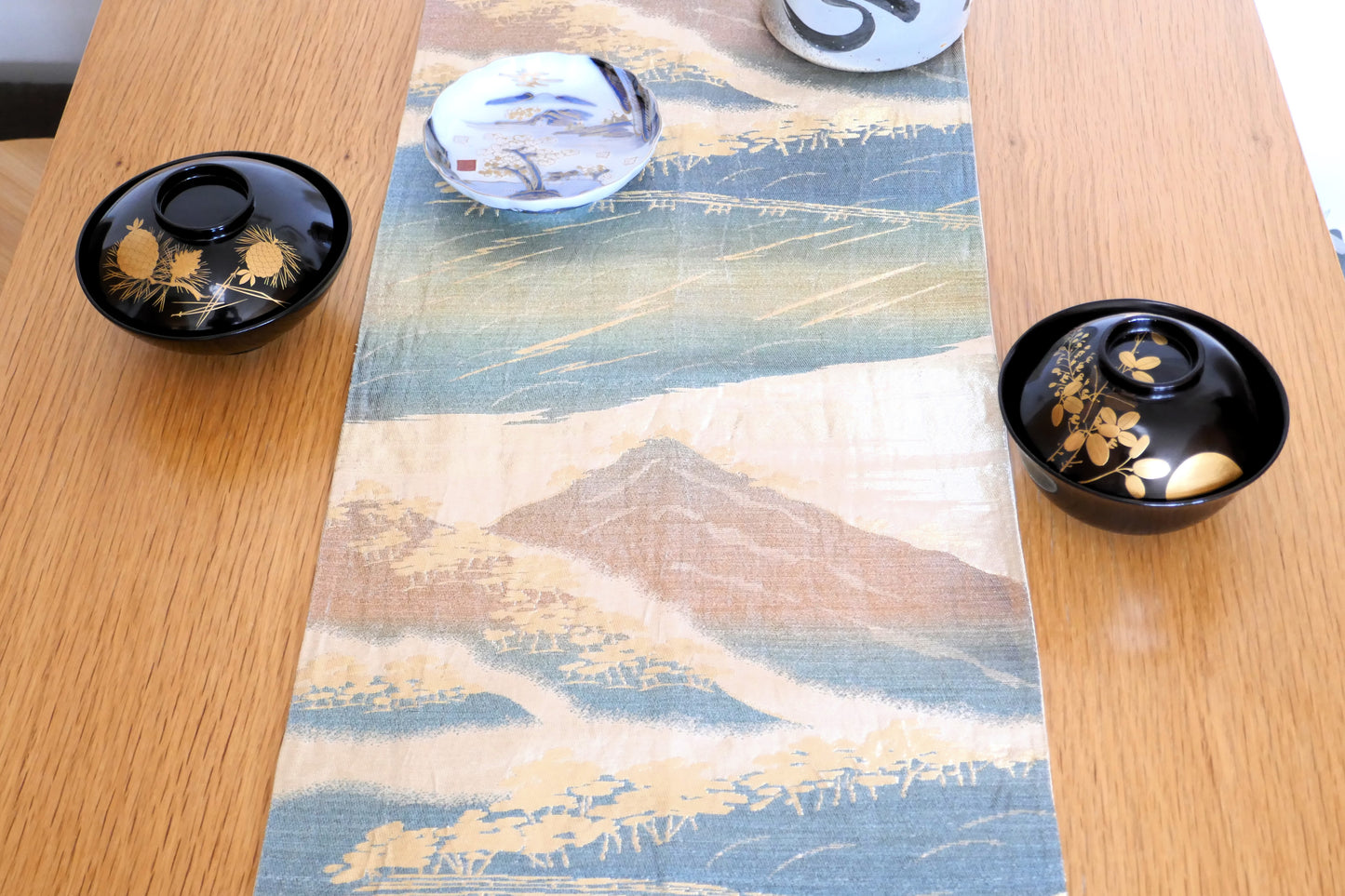 mise en scène du fukuro obi Fuji avec bols de laques et assiettes KOGEDO