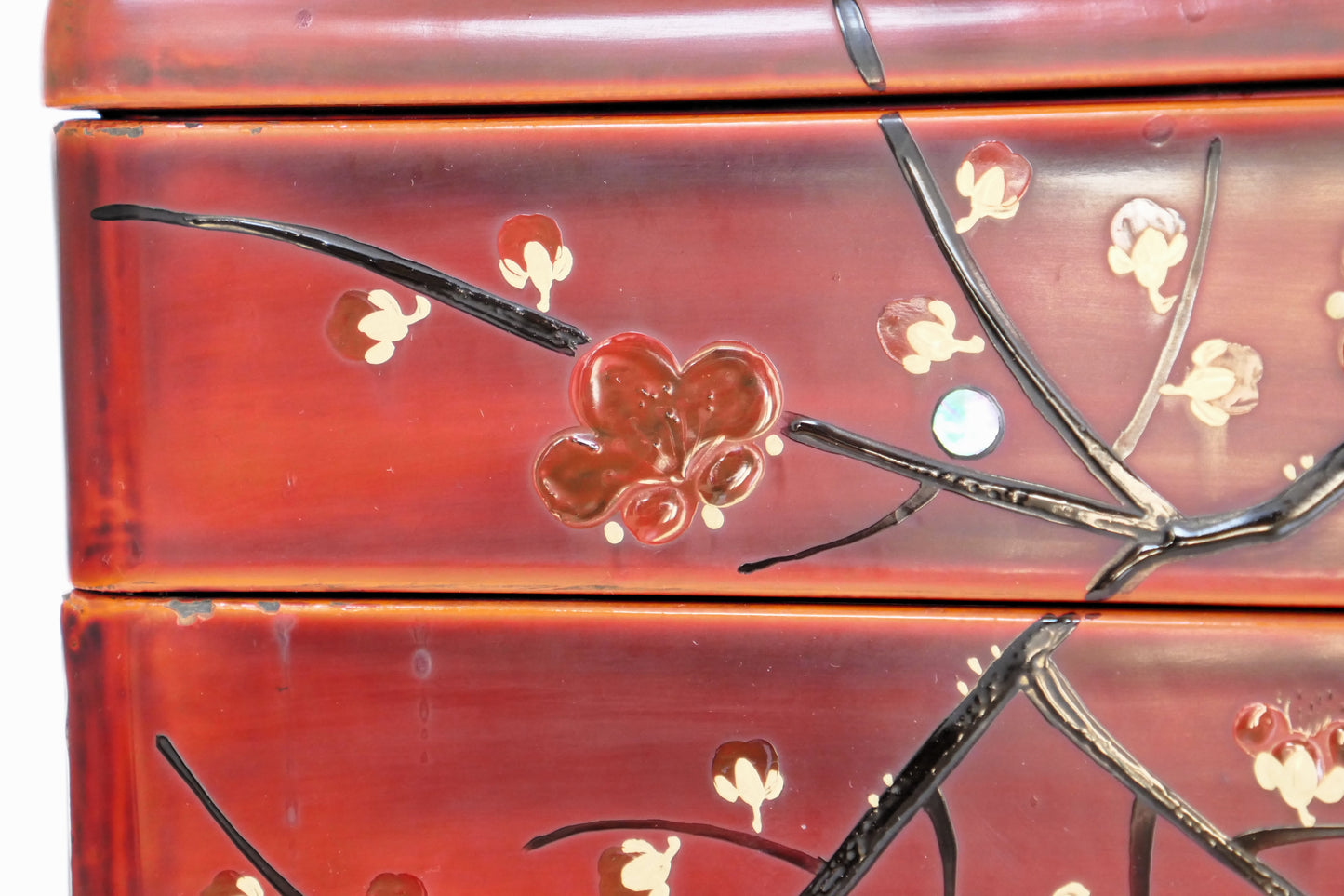 zoom sur le motif fleur de prunier de la boite en laque rouge japonaise kogedo