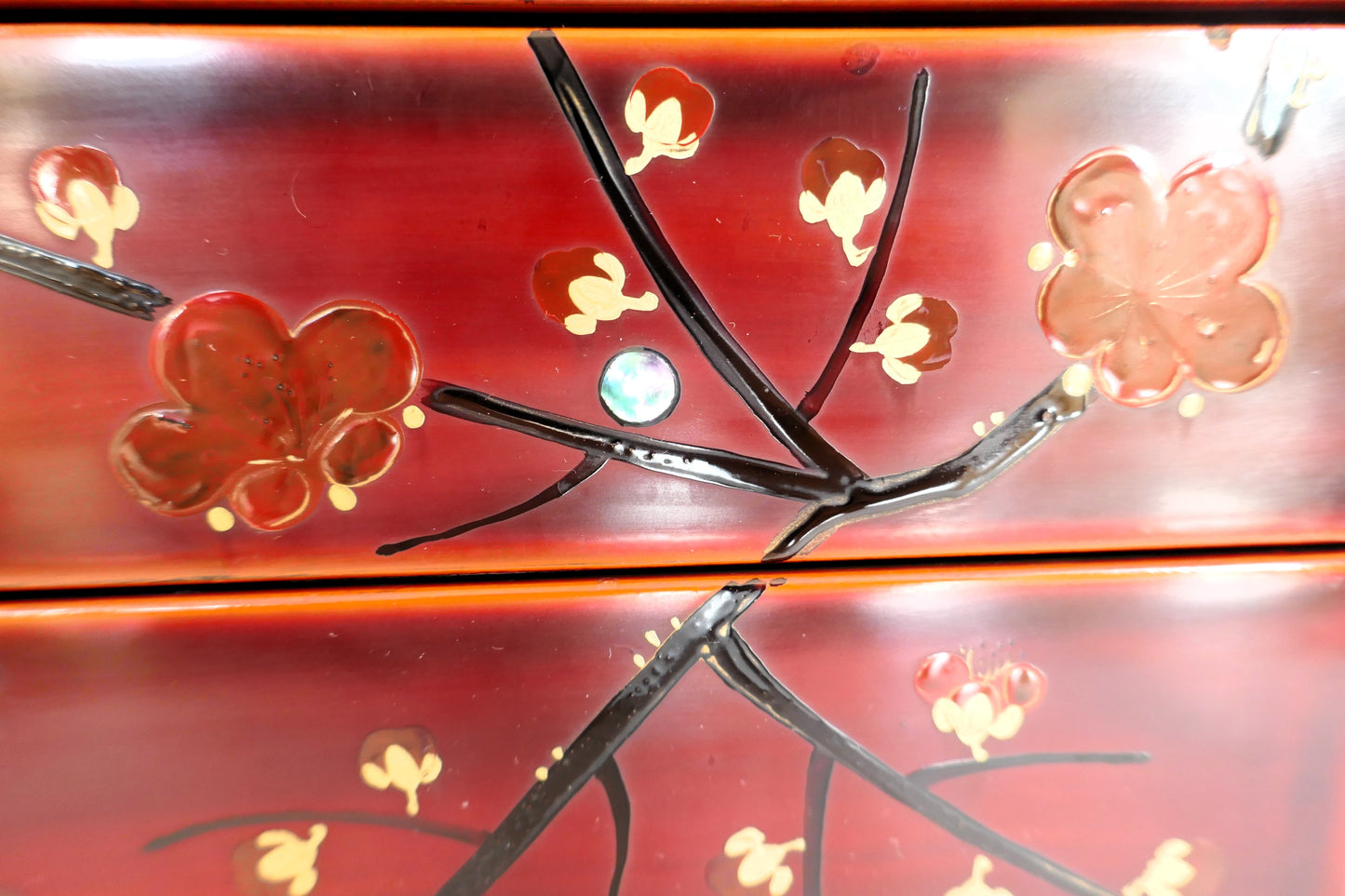 zoom sur le motif maki e et la nacre japonaise raden de la boite en laque japonaise urushi kogedo