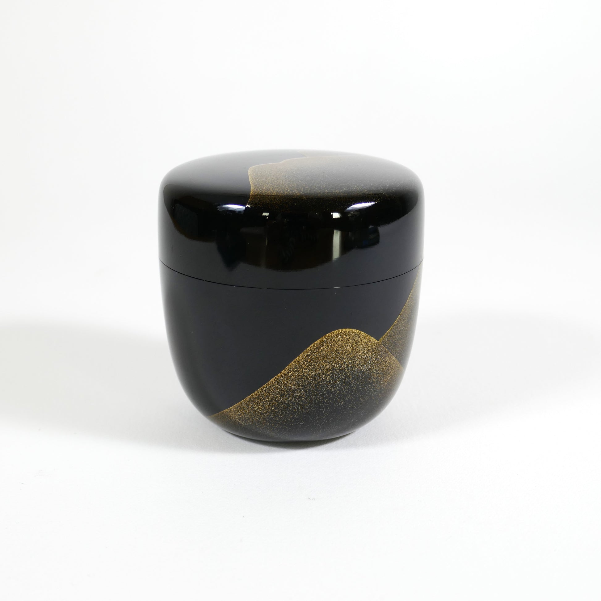 Natsume japonais vue de profil, laque noire urushi et décor doré de montagne en maki-e