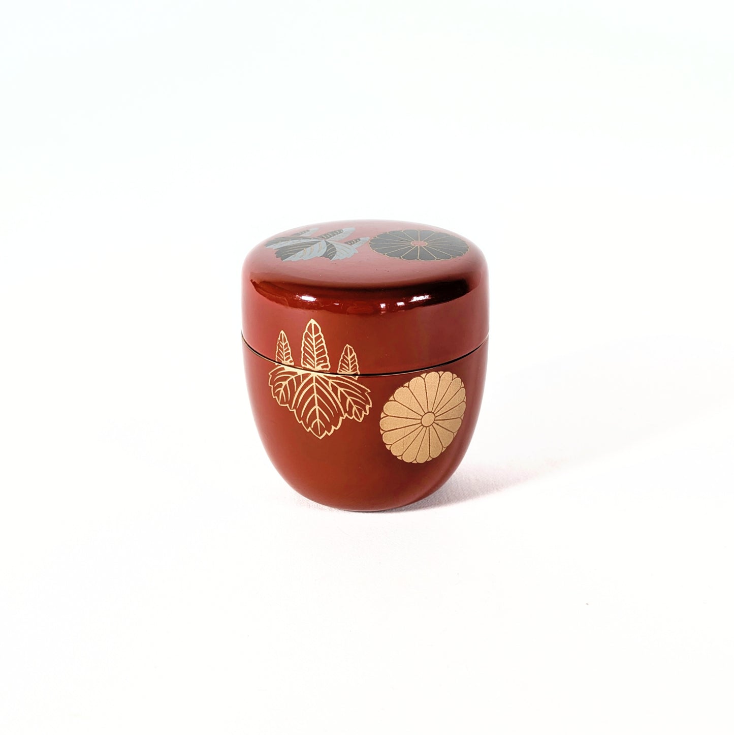 Natsume japonais fermé en laque rouge, boîte à thé matcha décorée de motifs floraux kiku kiri en maki-e doré