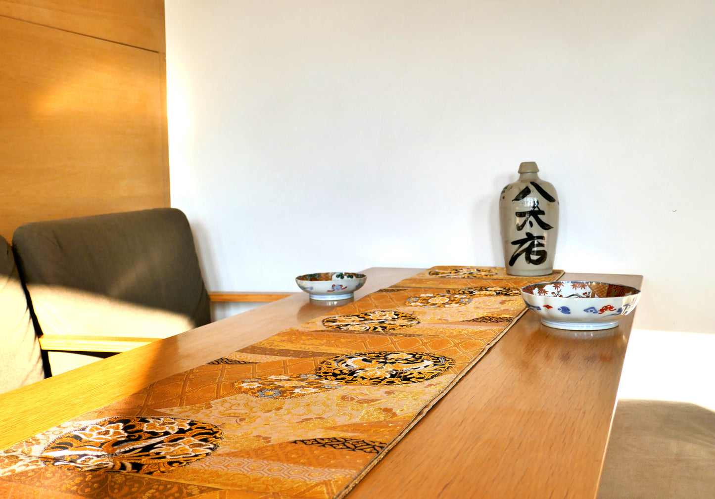 Mise en scène d’un obi en soie dorée utilisé en décoration de table japonaise
