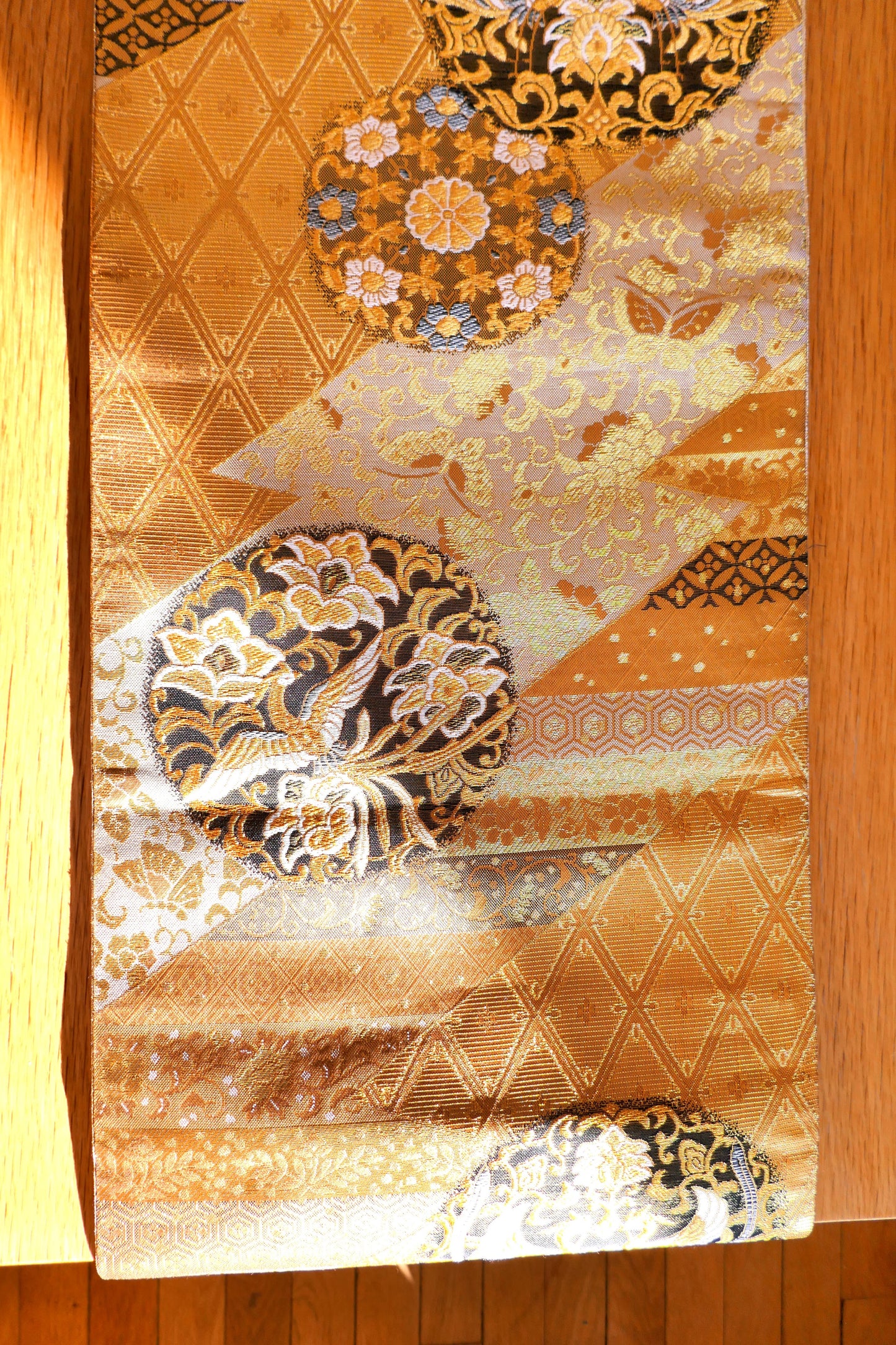 Obi ancien en soie brocartée dorée avec motifs de phénix et fleurs japonaises