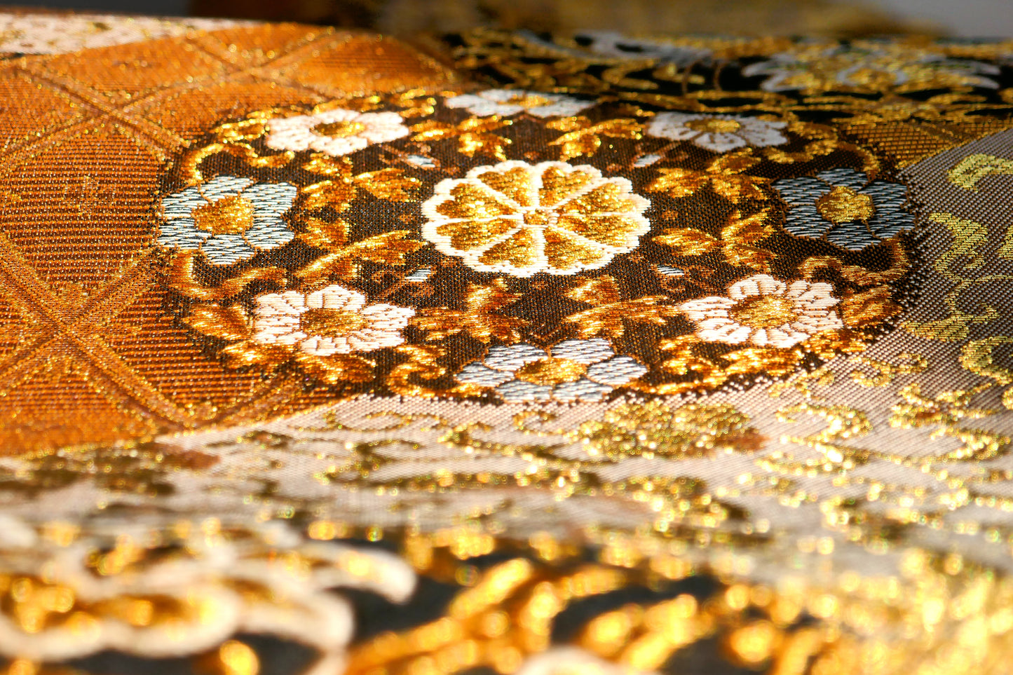 Motif floral doré en soie brocartée sur un obi japonais vintage