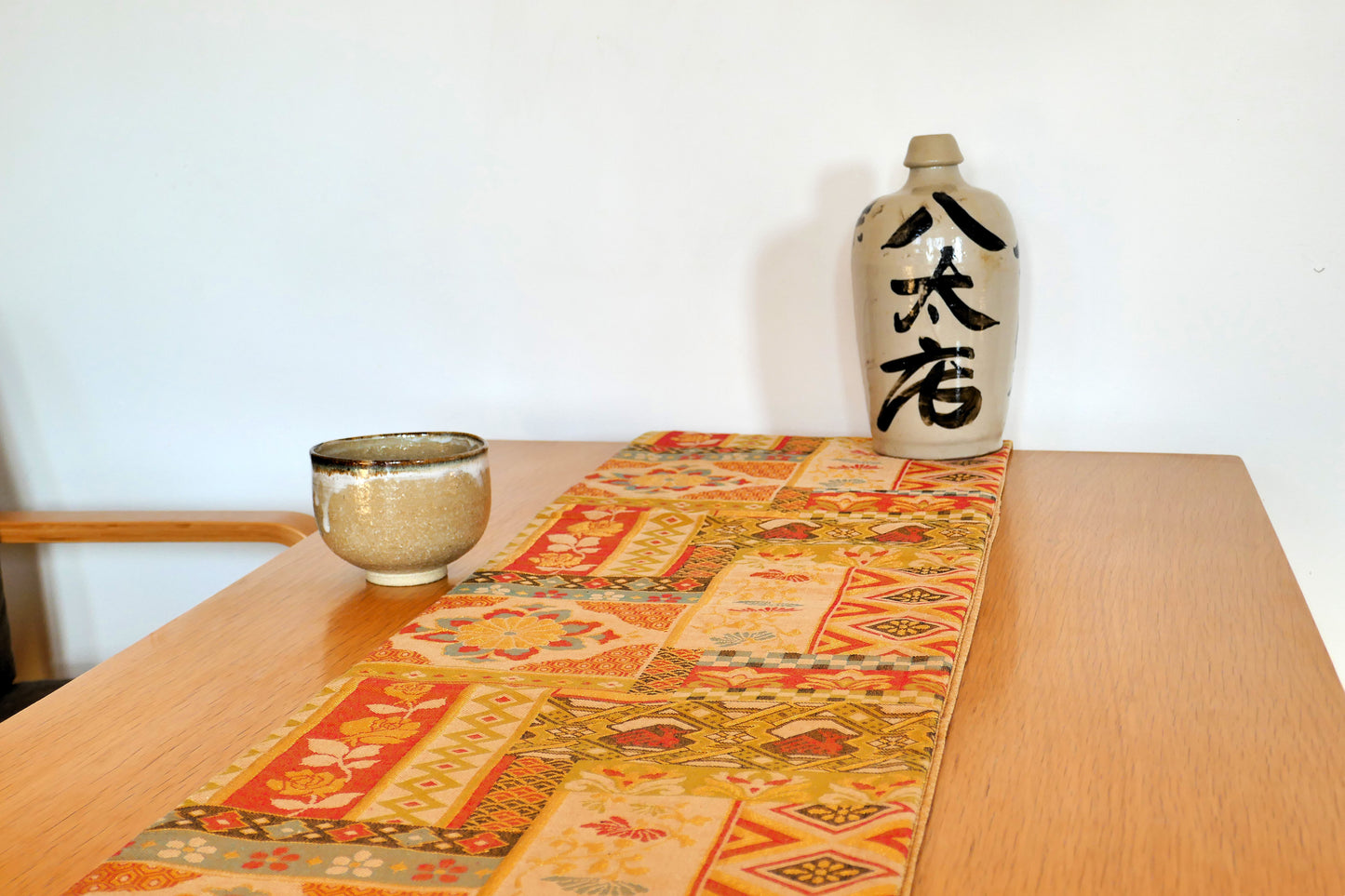 Ensemble de motifs traditionnels japonais sur fond doré et orange d’un obi ancien