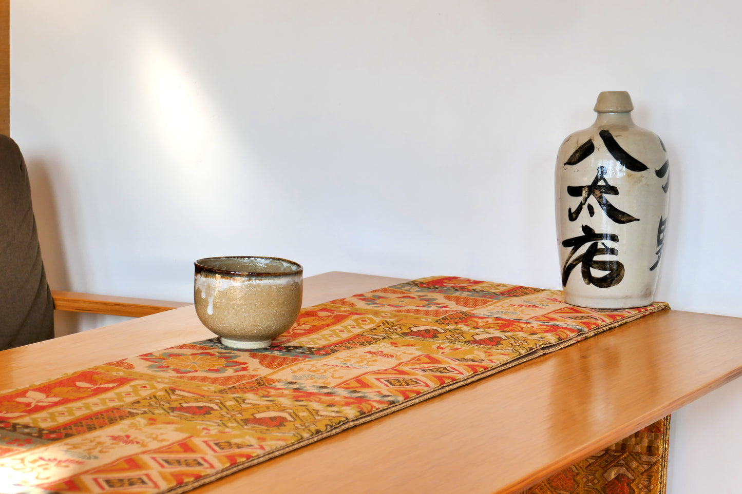 Obi ancien japonais en soie présenté en décoration avec tokuri et bol wabi sabi