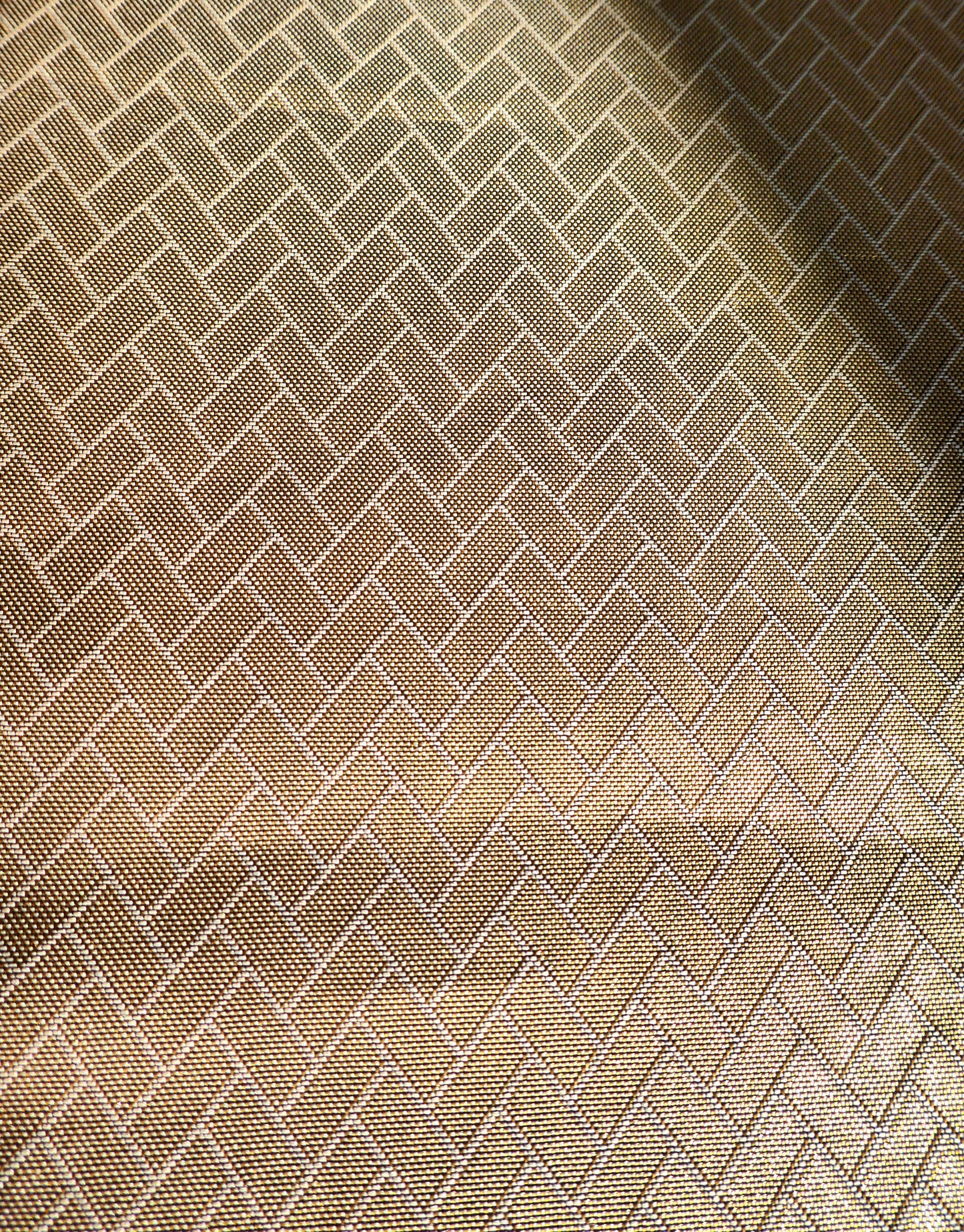 Gros plan du motif en chevrons tissés sur soie dorée, détail central du obi japonais ancien