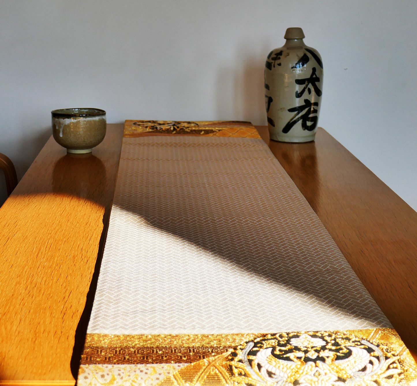 Recto de l’obi ancien en soie, zone centrale à motif chevron utilisé en décoration de table