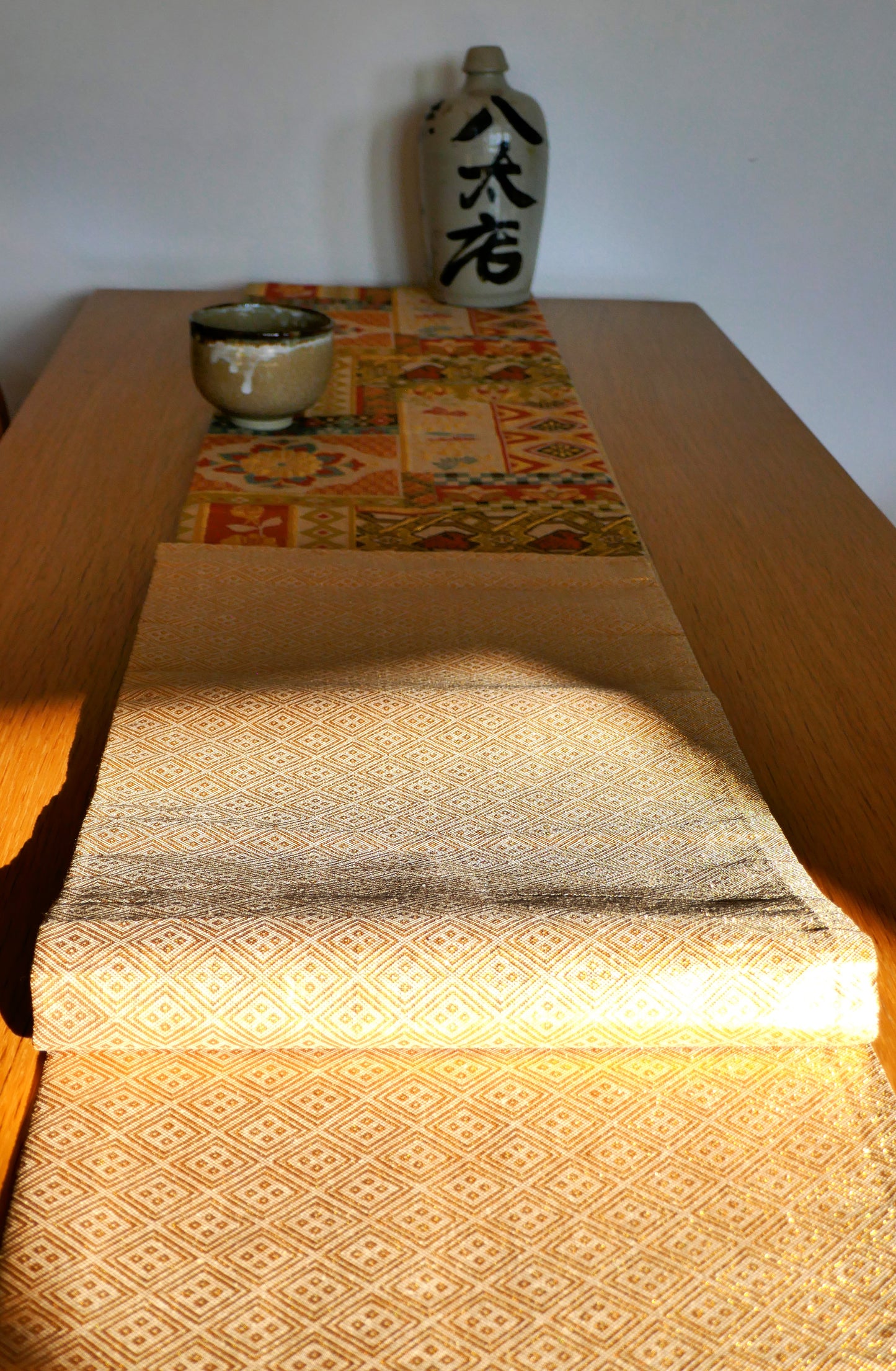 Vue du revers de l’obi en soie avec motif répétitif en losanges dorés japonais