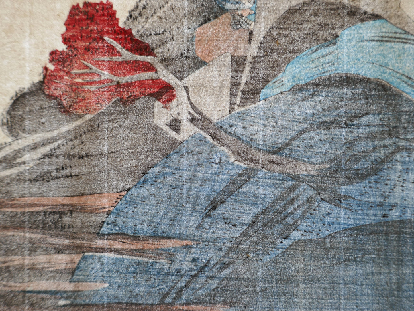 Vue du papier washi en lumière forte montrant la trame et la texture de l’estampe japonaise de Hiroshige – réédition Showa