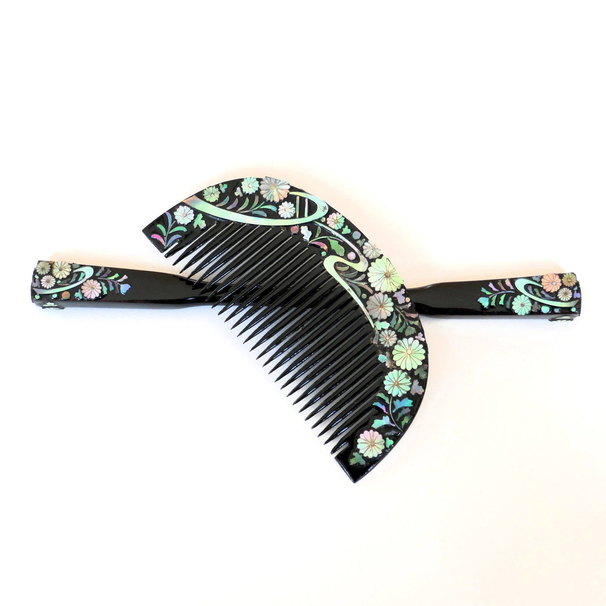 kushi et kogai japonais vintage en bois laqué et motifs fleuris inscrutés en nacre reflets bleu et rosés KOGEDO