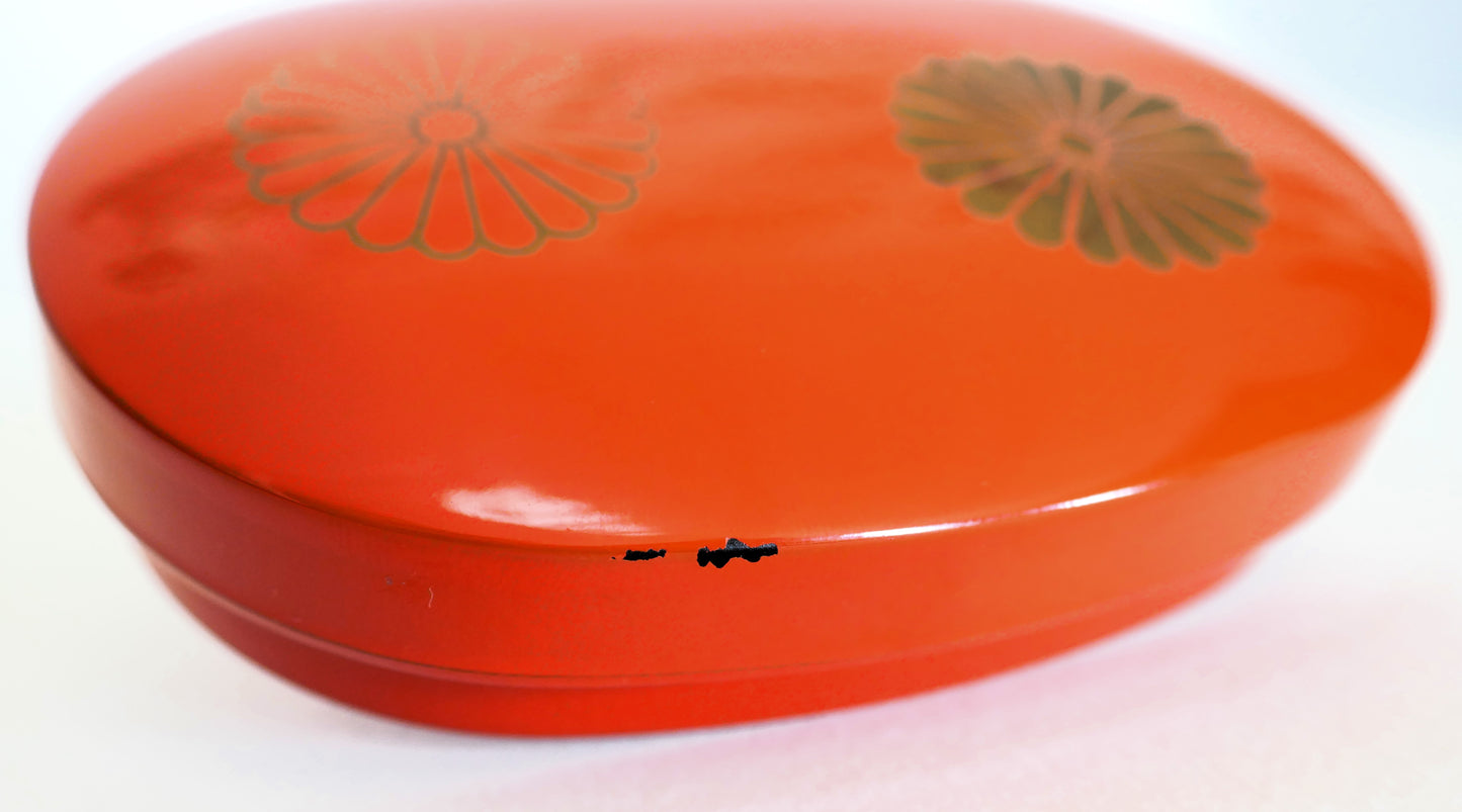 petit accroc visible sur la boite en laque orange urushi kogedo