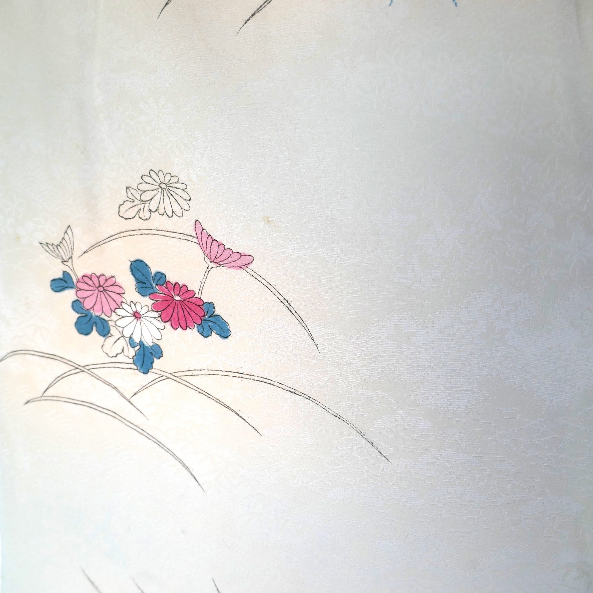 zoom sur une petite tache jaune sur le haori bleu clair vintager en soie kogedo