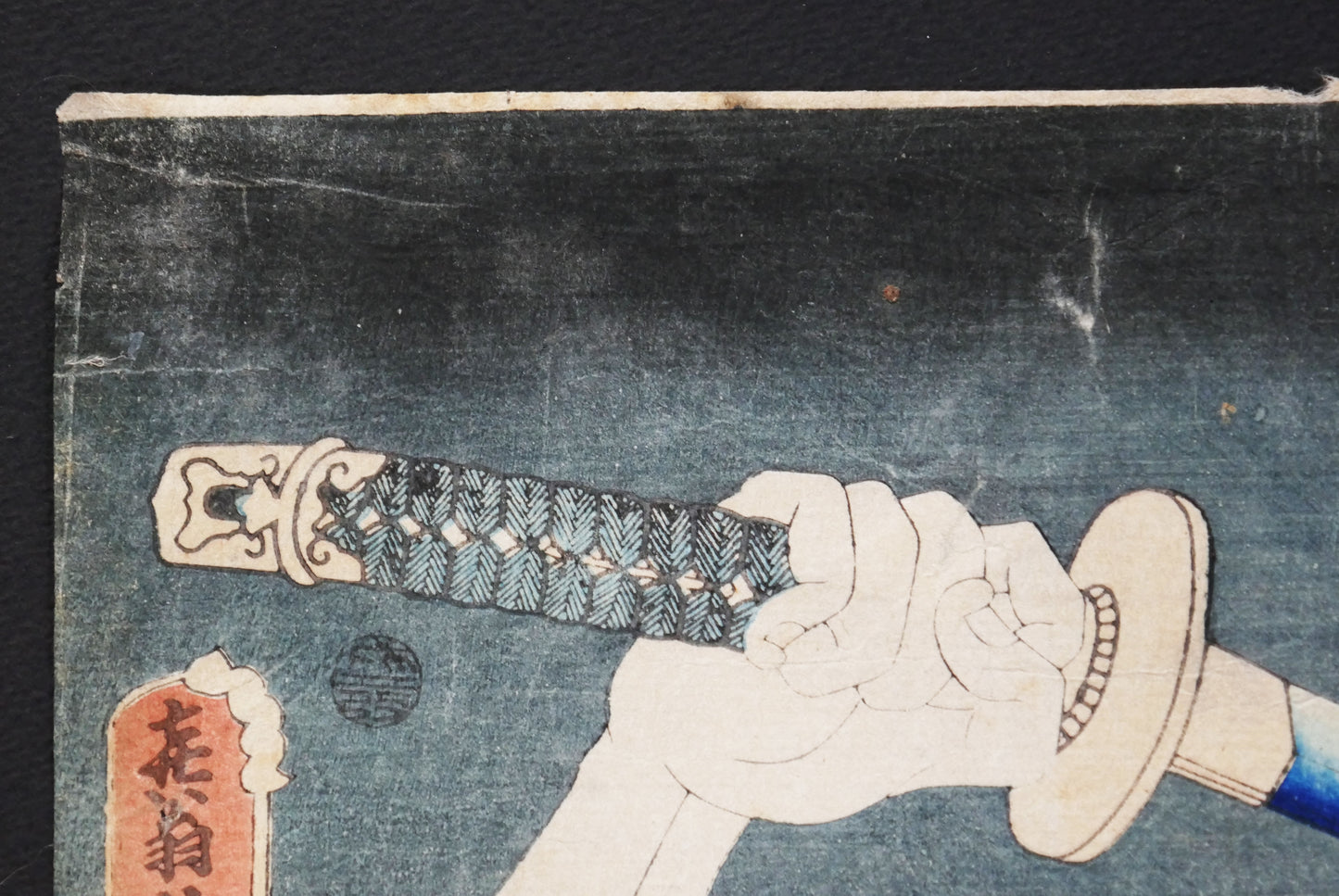 Détail de la poignée tuska du katana brandi par un acteur kabuki dans une estampe yakusha-e de Toyokuni III