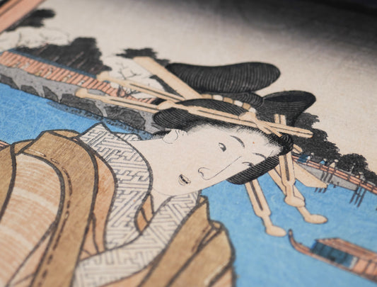 Portrait rapproché d’une femme en kimono avec coiffure traditionnelle et kanzashi, détail d’un bijin-ga ukiyo-e par Utagawa Kunisada Toyokuni III.