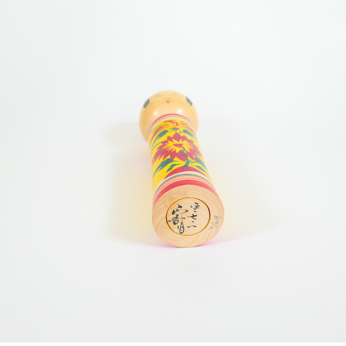 signature de l'artiste takashi seigo sur une poupée kokeshi japonaise vintage style naruko