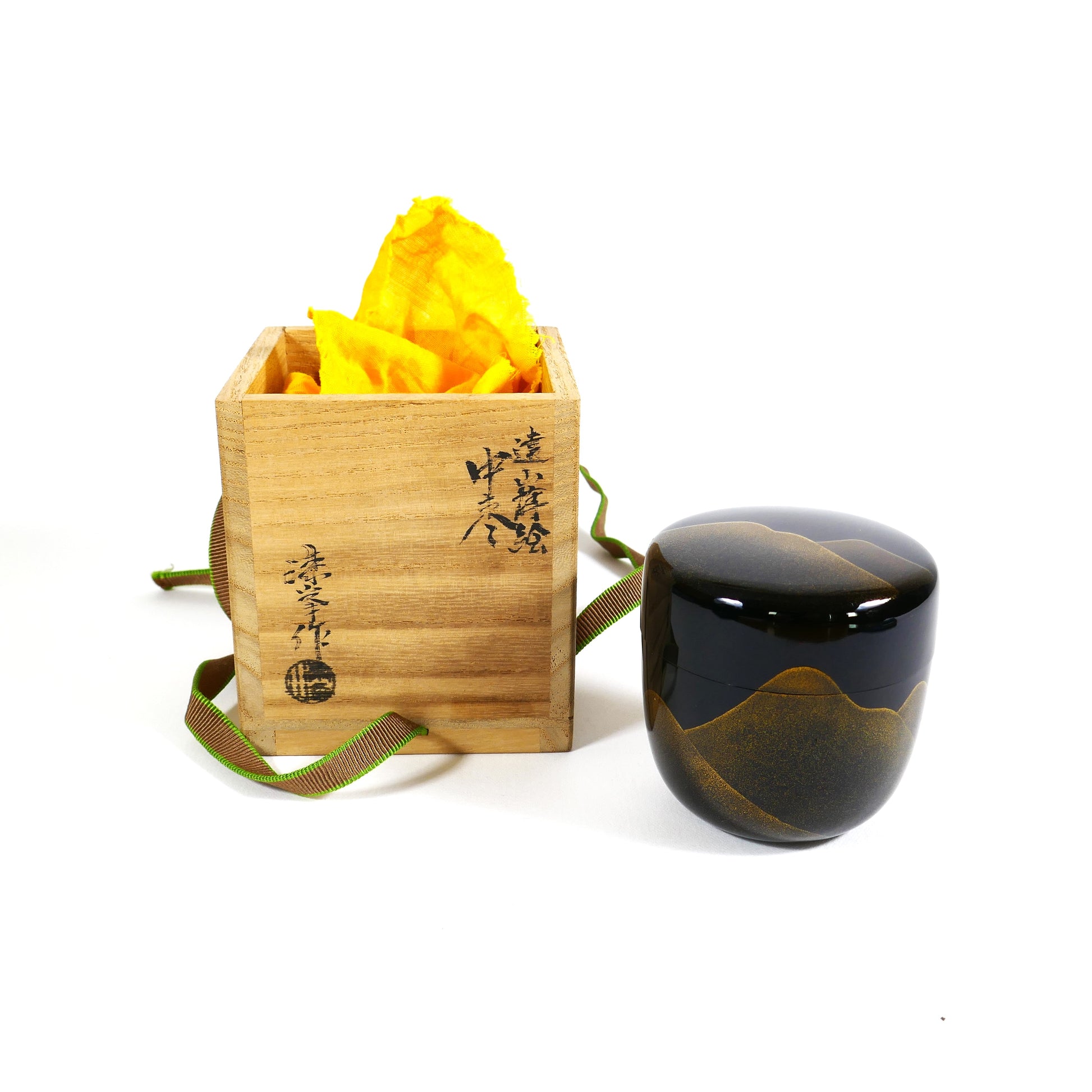 Présentation du natsume Mont Fuji avec sa boîte signée et tissu protecteur, art du thé japonais