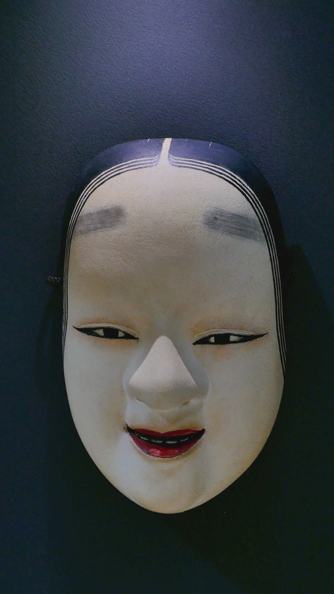 vidéo présentant le véritable masque de no japonais ko-omote signé par l'artisan