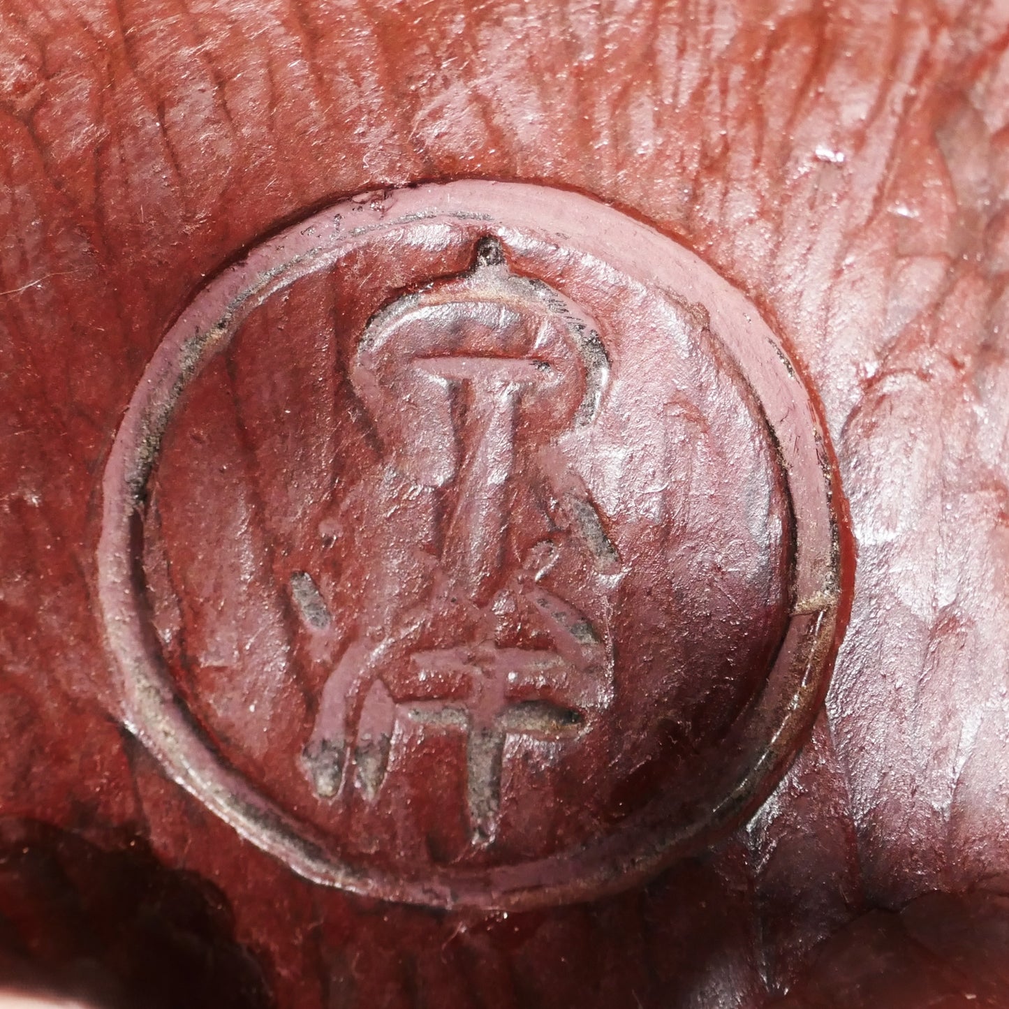 Vue du dos du masque Nô japonais montrant le sceau signé de l’artisan, gravé dans le bois, origine Shōwa probable.