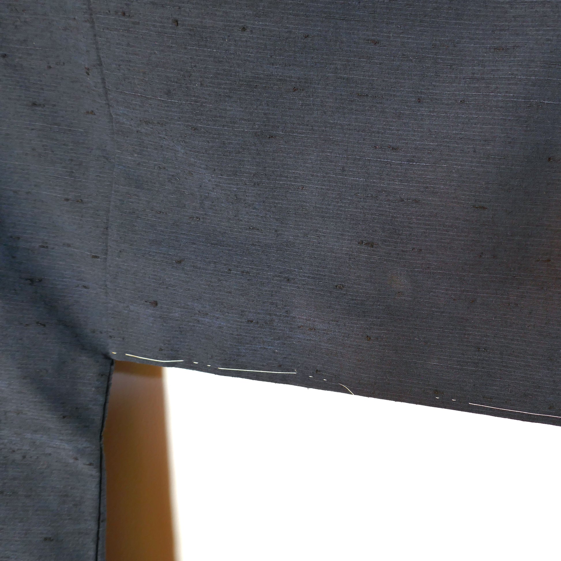 Détail de tache visible sur la manche gauche d’un haori japonais en soie indigo