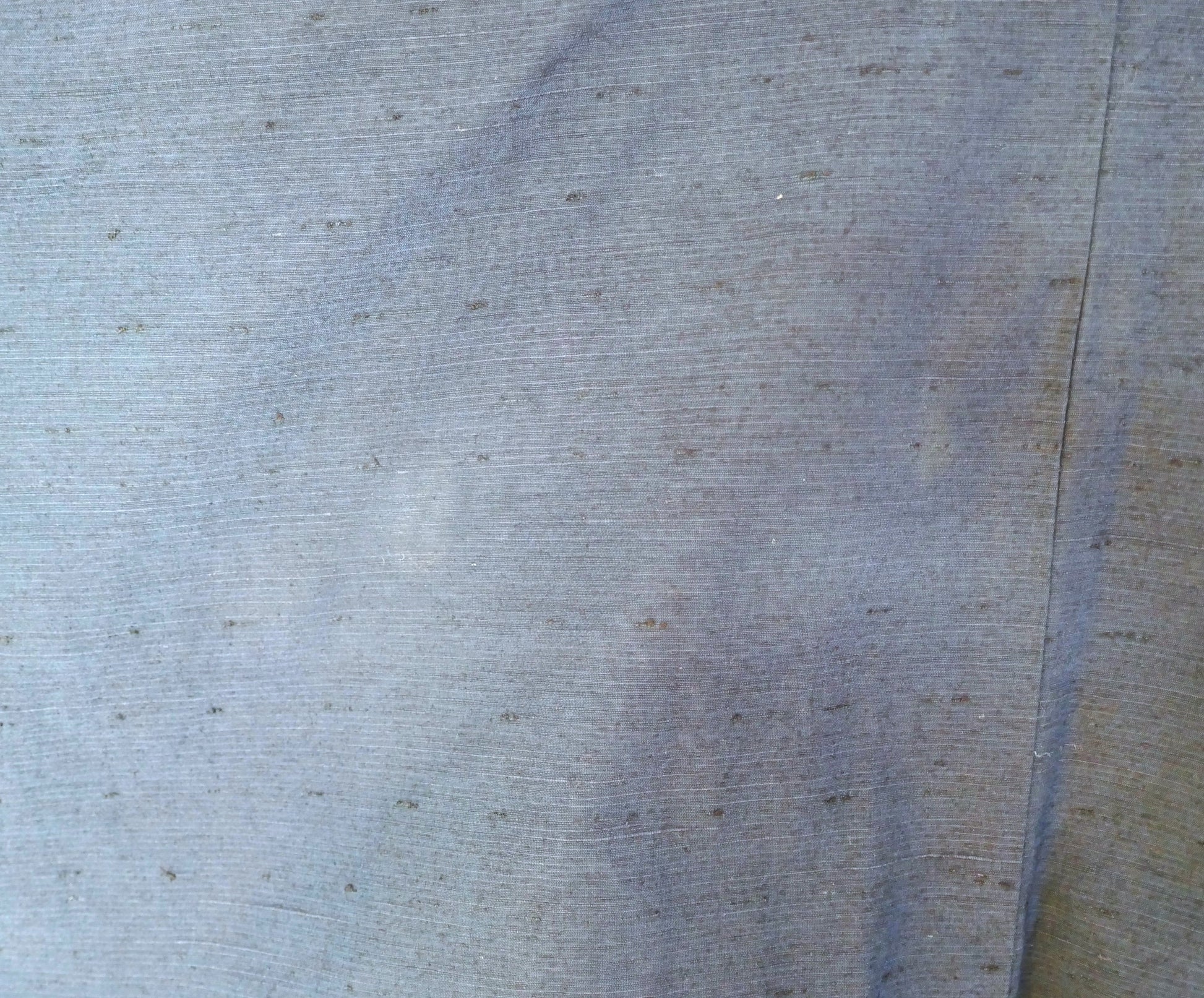 deux taches sur la soie texturée du dos d’un haori japonais ancien