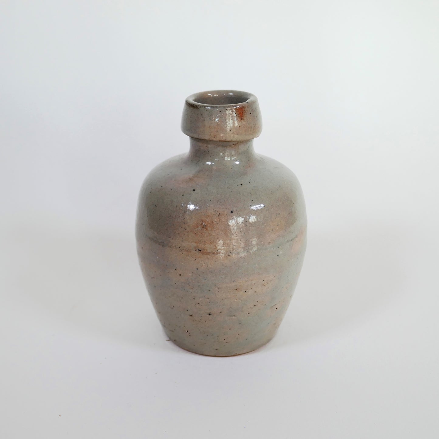 Dos d’une tokkuri en céramique japonaise artisanale, époque Showa
