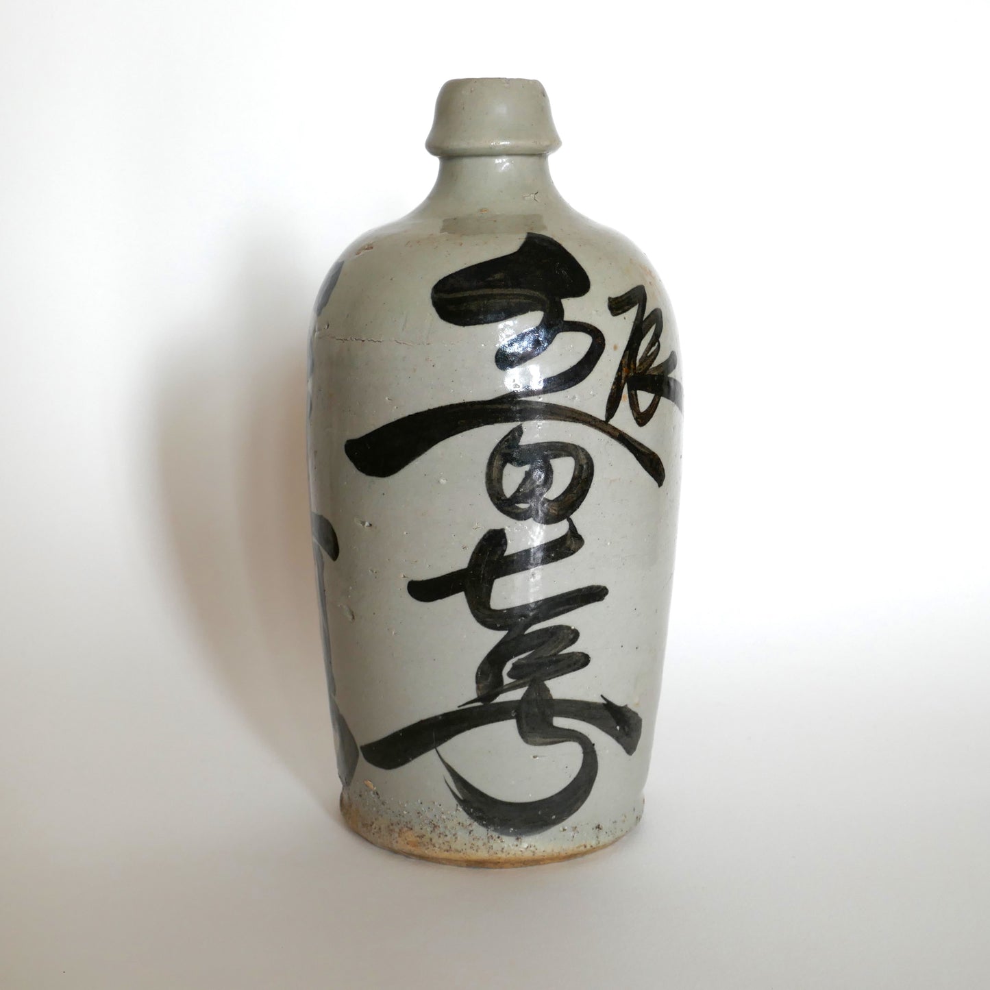Tokkuri japonais vintage de l’ère Shōwa, orné d’une calligraphie japonaise expressive peinte à la main sur grès émaillé