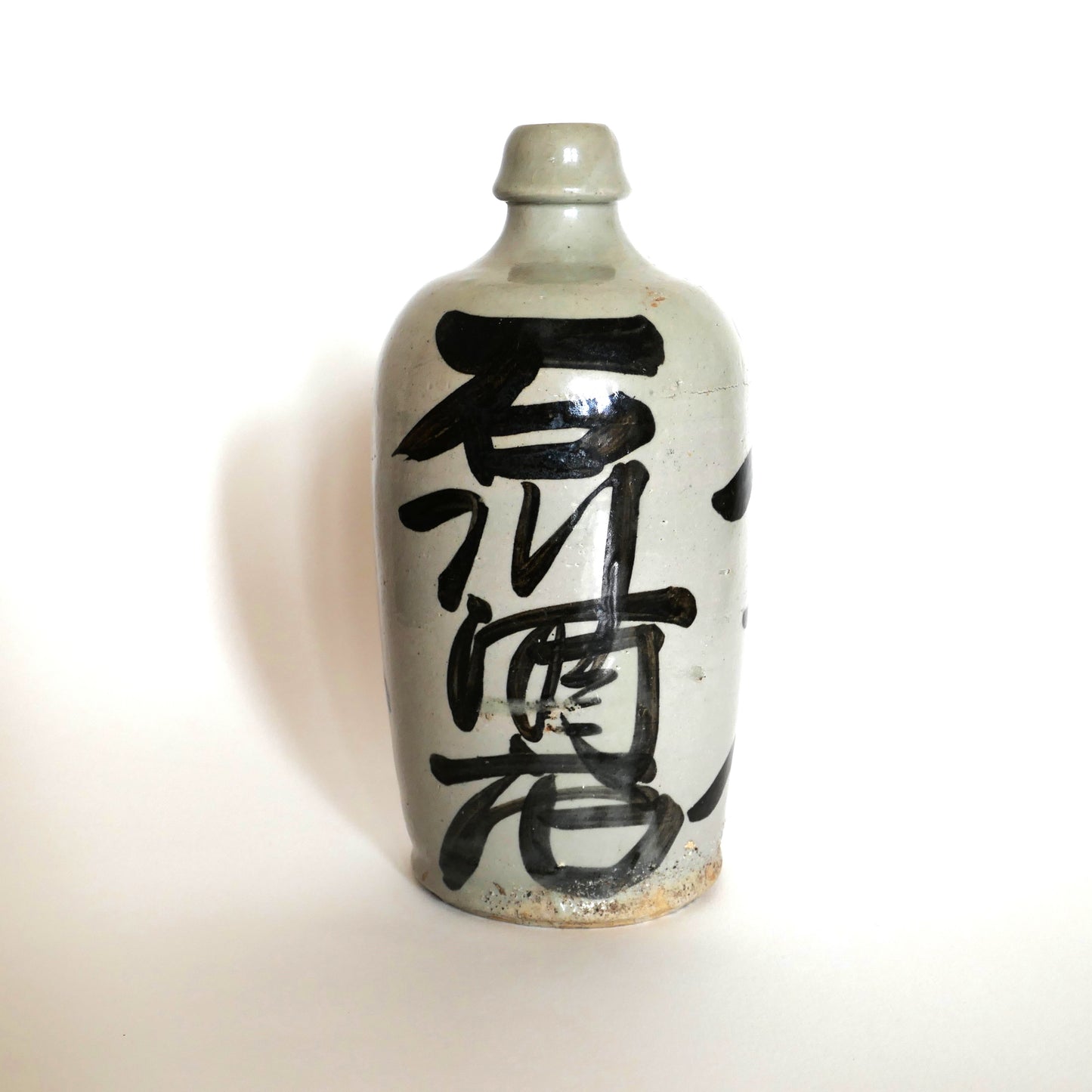 Tokkuri vintage japonais de l’ère Shōwa avec calligraphie "Ishikawa Saketen" peinte à la main sur grès émaillé