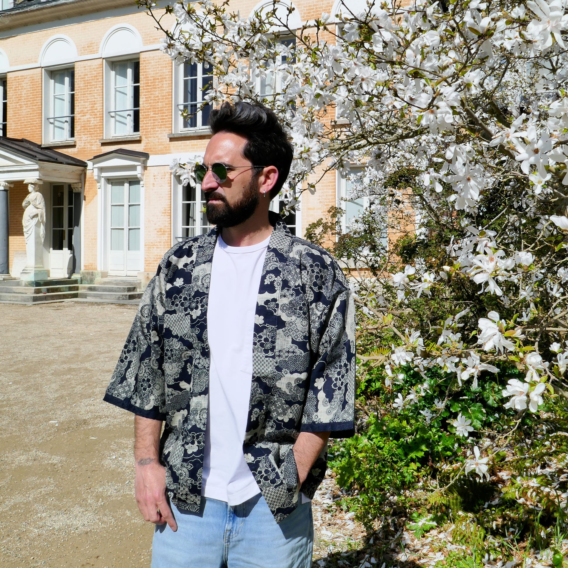 vue du haori kumo no hana porté par un mannequin homme de face en extérieur