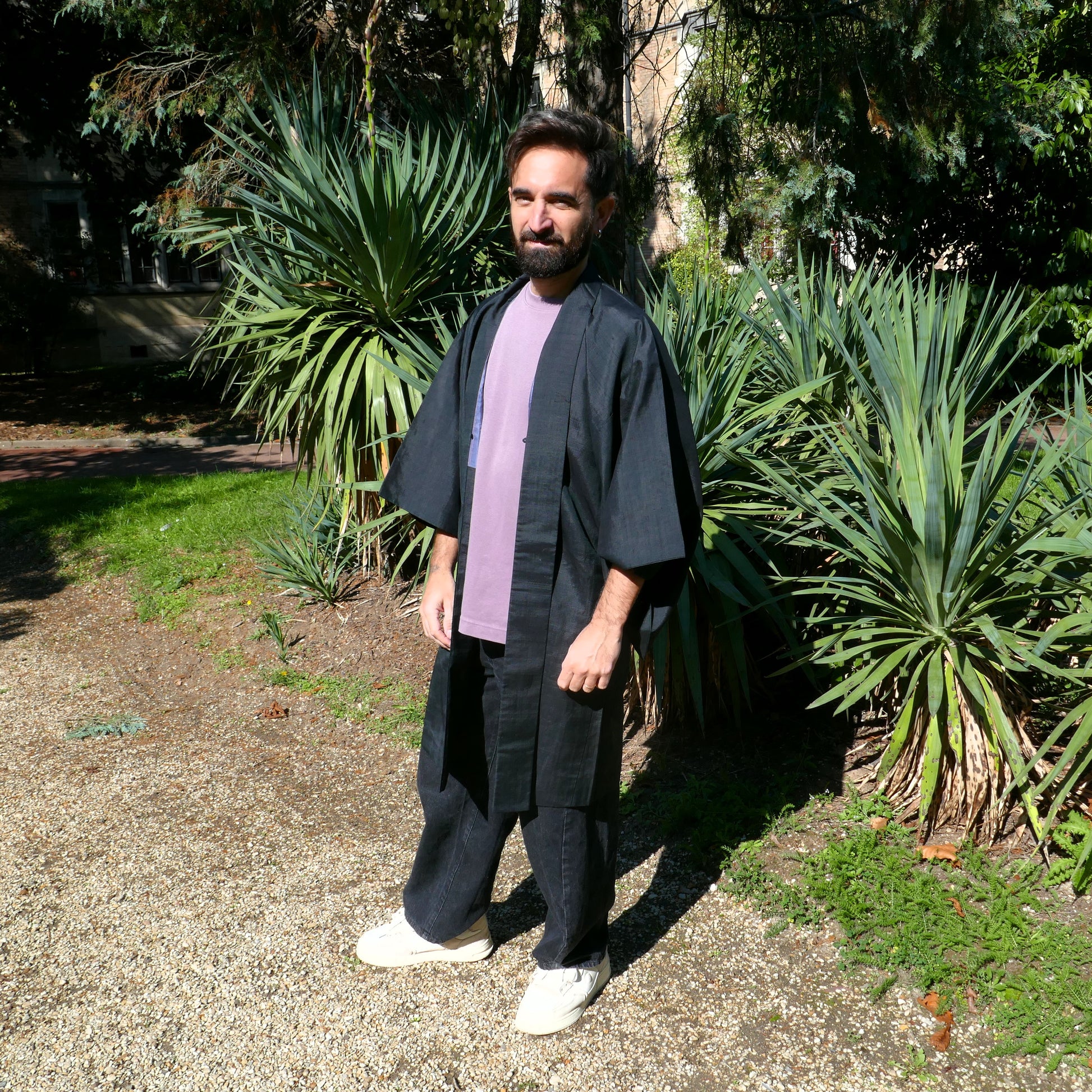 Toma portant de face le haori gris anthracite vintage en soie KOGEDO enexterieur au soleil