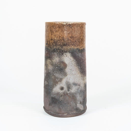 Revers du vase japonais en grès de Bizen, avec nuances gris-noir, brun rouge et effets yōhen de cuisson