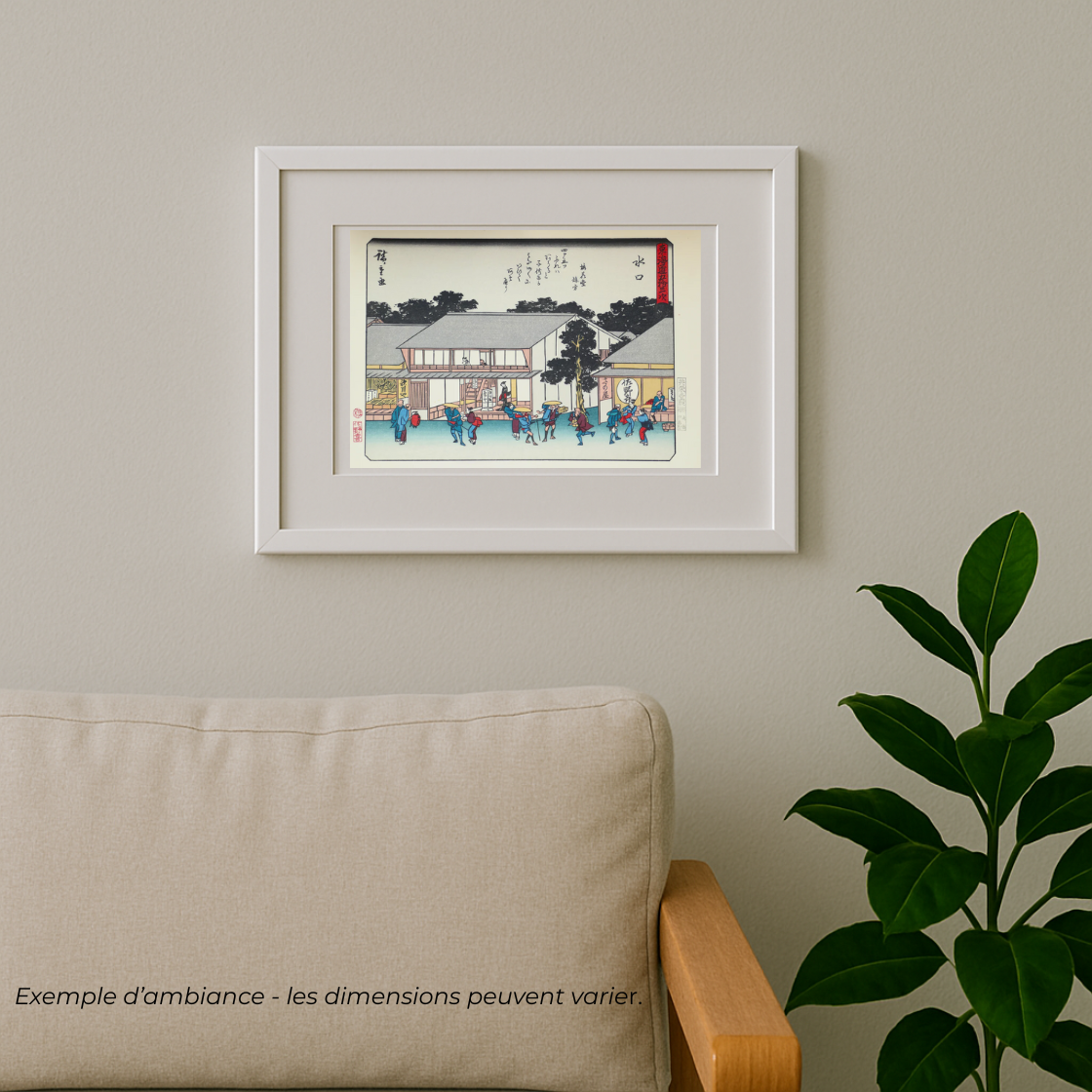 mise en scene d'une veritable estampe de hiroshige du tokaido station 51 dans un cadre blanc affiché au mur dans un salon moderne