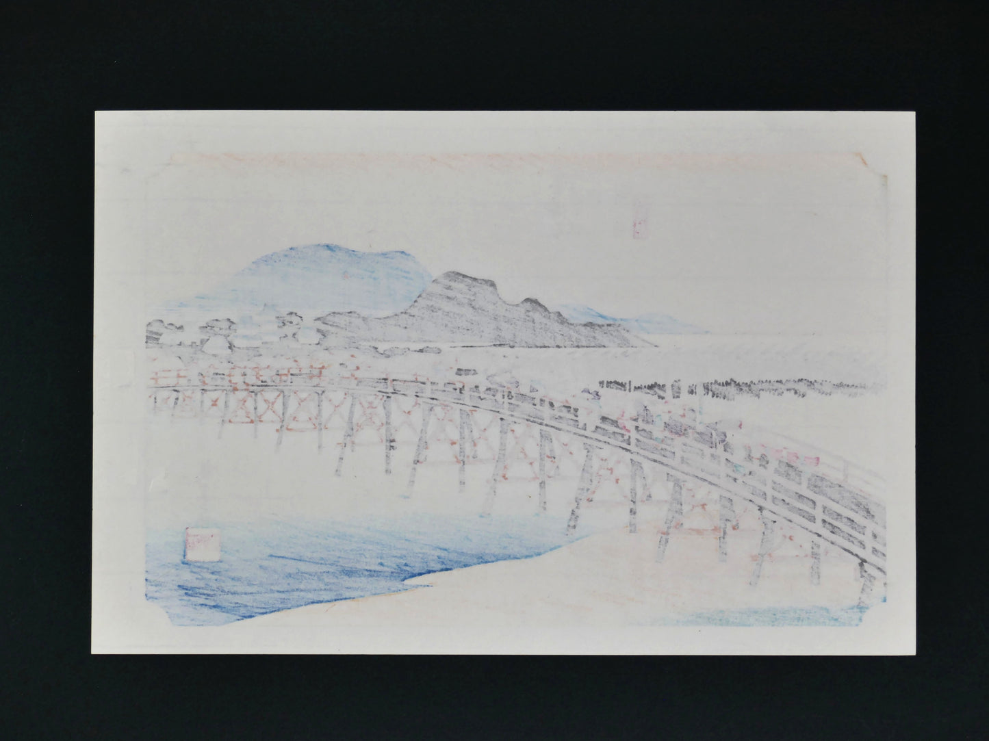 Verso de l’estampe japonaise Hiroshige Okazaki Yahagi no hashi, montrant la transparence des pigments du tirage bois Yuyudo sur papier japonais