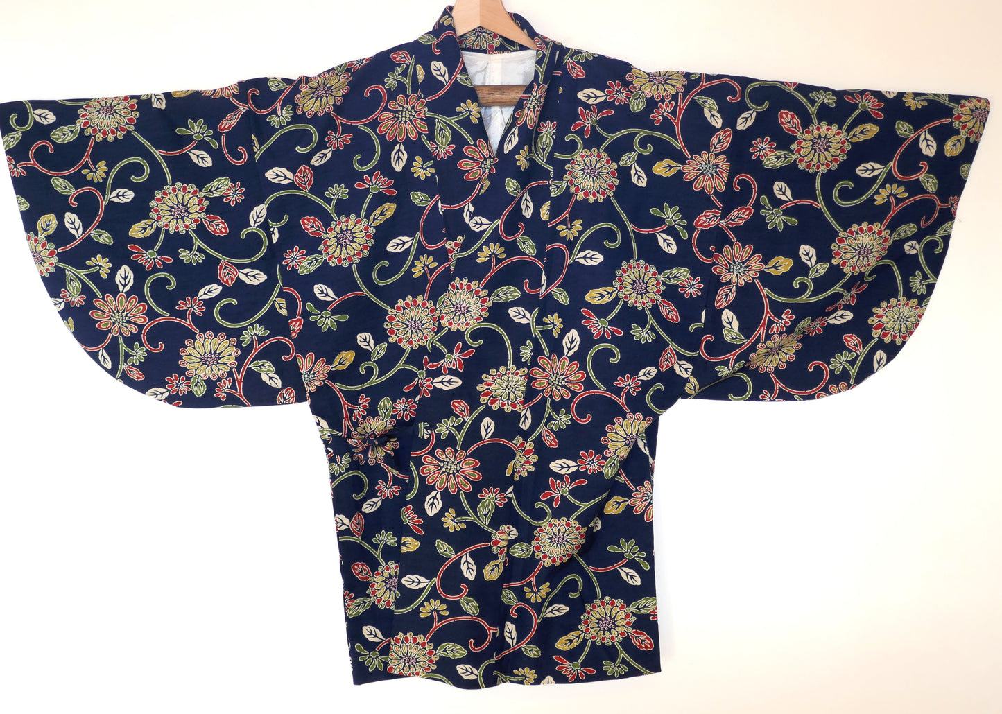 vue de face dochugi kogedo attaché veste de style kimono