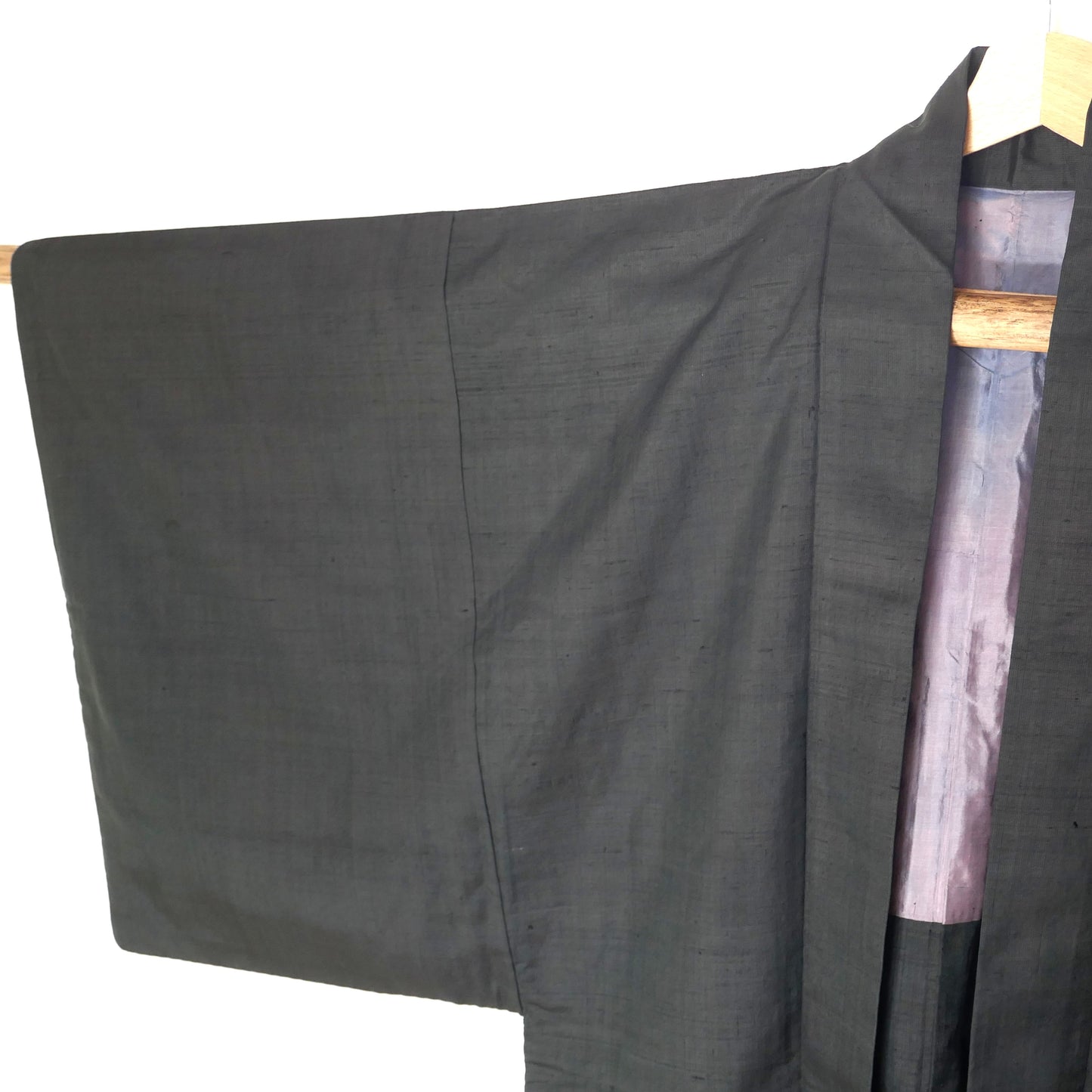 Manche et col du haori vintage pour homme en soie gris anthracite – profil droit