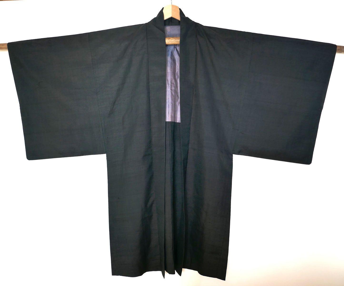 veste kimono traditionnelle Haori vintage japonais en soie gris anthracite – vue de face