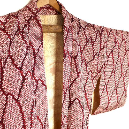 Vue ouverte d’un haori japonais shibori grenat en soie, col en détail