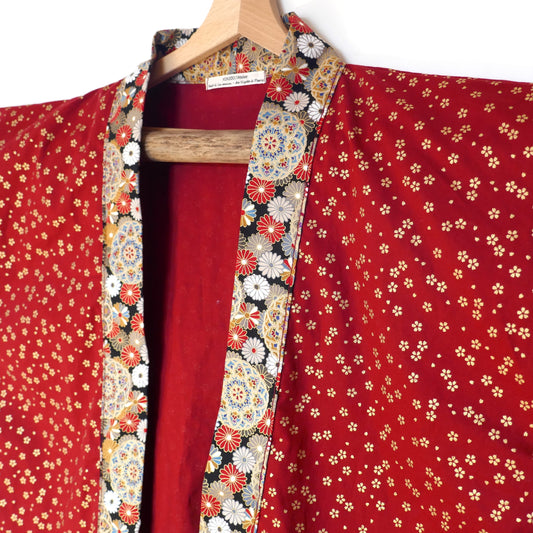 Zoom sur le col du haori Kurenai Kiku montrant les détails des fleurs de chrysanthèmes et sakura dorés – KOGEDO