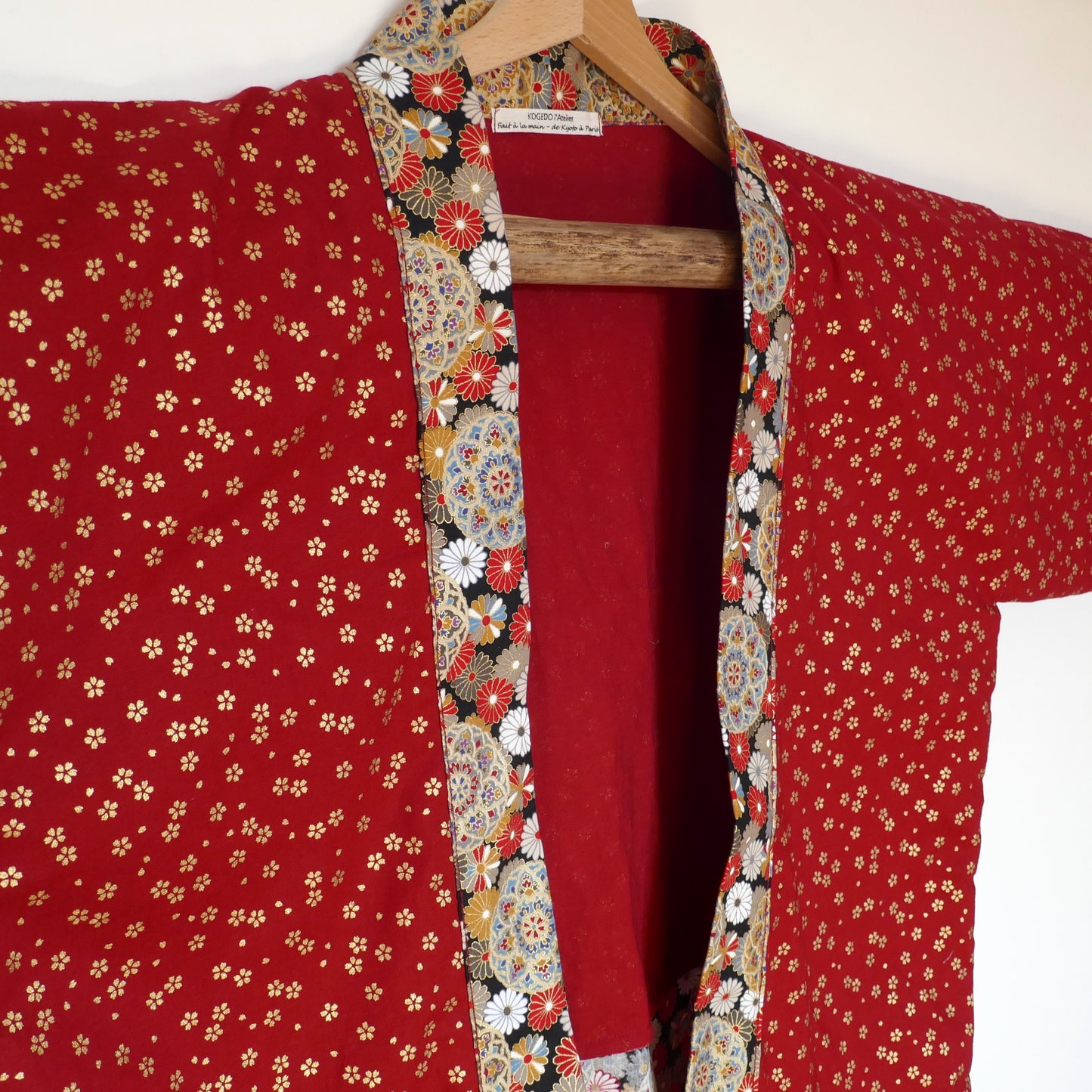 Gros plan sur le col du haori Kurenai Kiku avec motifs traditionnels japonais de chrysanthèmes – veste kimono moderne KOGEDO