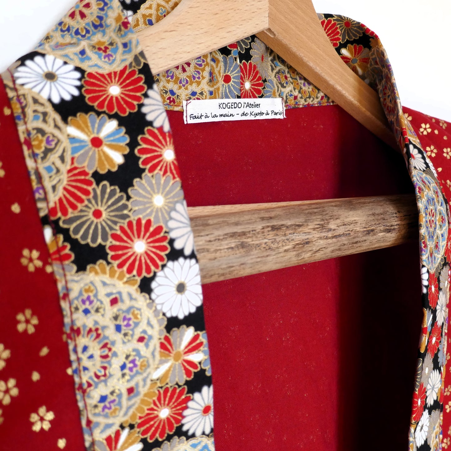 Étiquette intérieure KOGEDO l'Atelier sur le haori Kurenai Kiku, col à motifs floraux japonais – veste kimono moderne cousue à la main