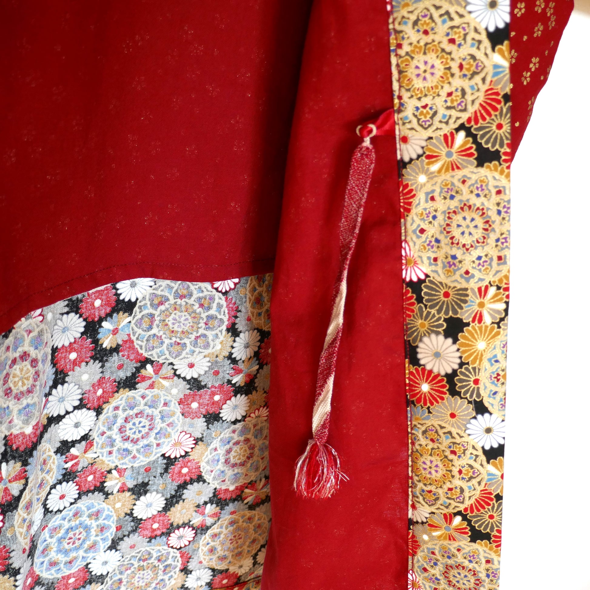 Détail du haori Kurenai Kiku avec attache haori himo rouge et tissu à sakura dorés – veste kimono moderne cousue à la main