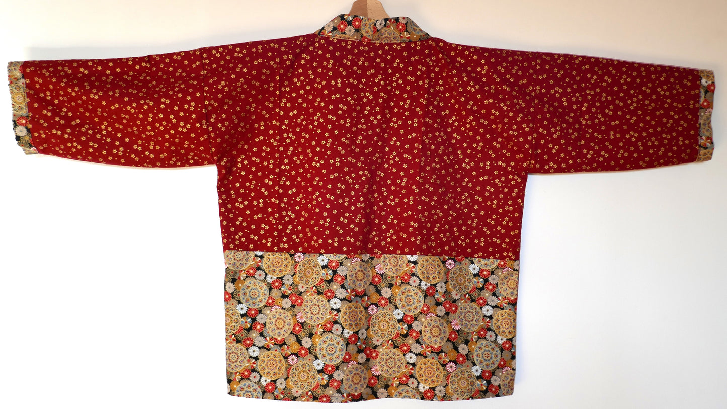 Vue de dos du haori Kurenai Kiku montrant l’empiècement à chrysanthèmes multicolores sur fond noir – veste kimono moderne japonaise