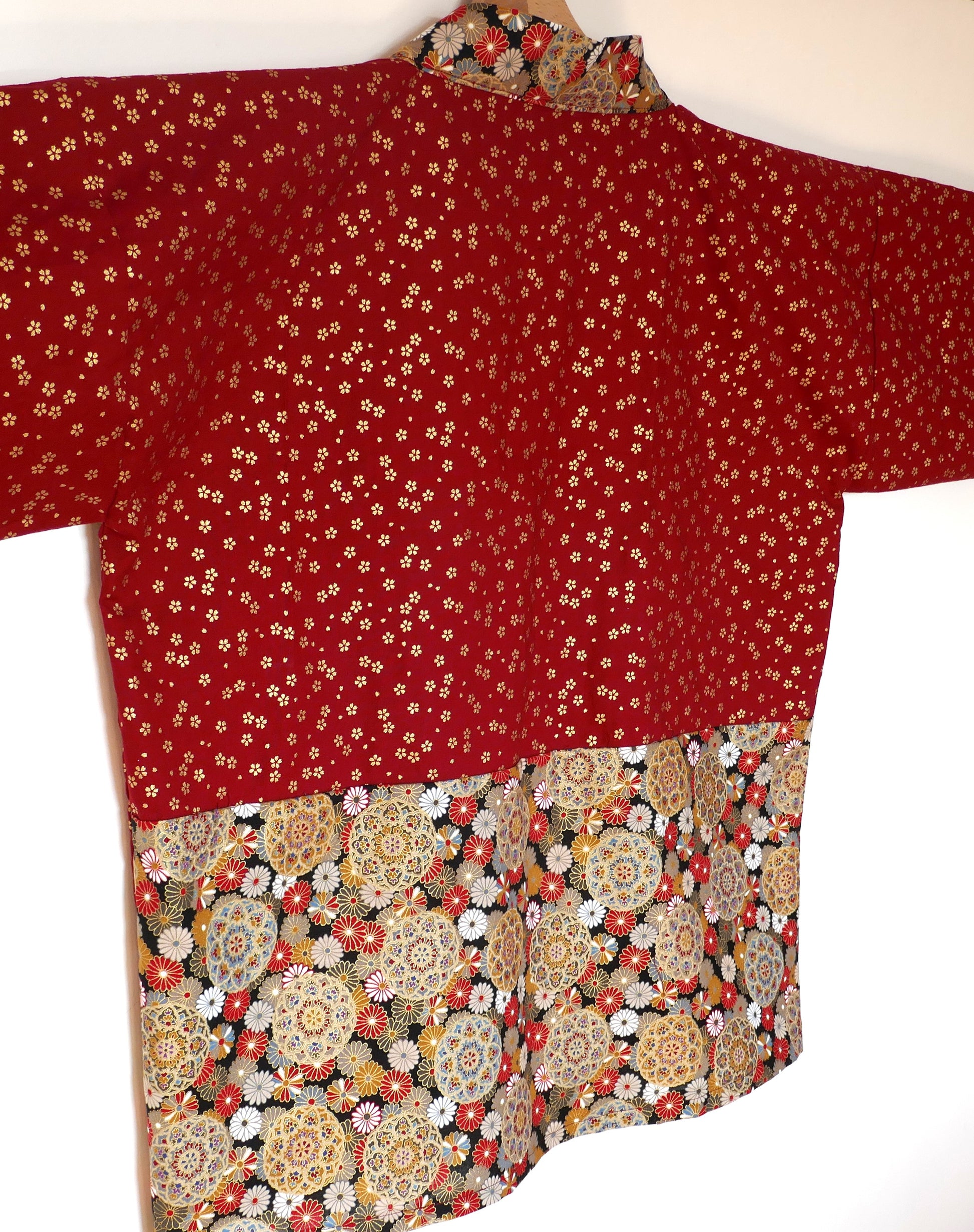 Veste kimono moderne Kurenai Kiku vue de trois-quarts dos, tissu rouge à sakura dorés et bas orné de chrysanthèmes – KOGEDO l’Atelier