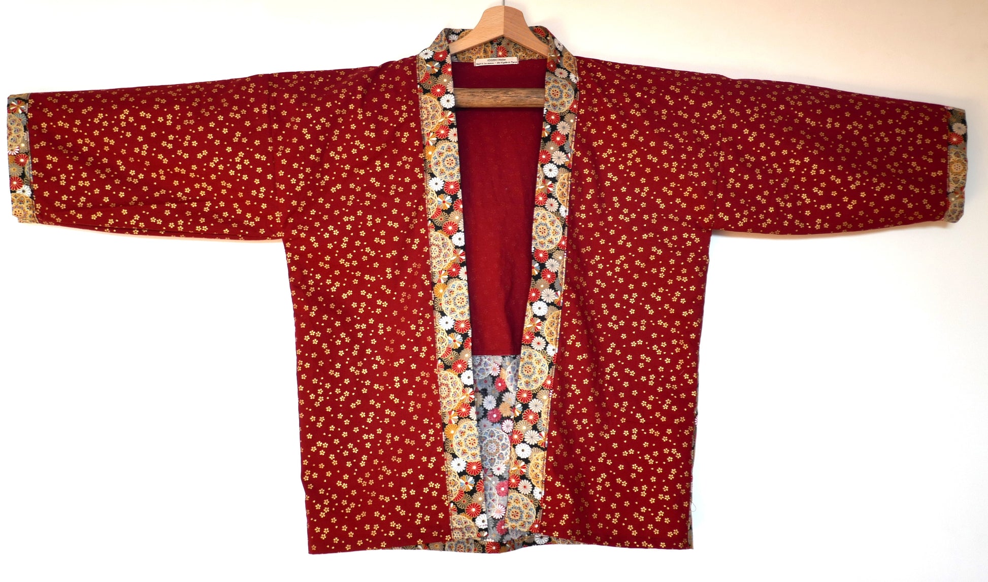 Vue complète du haori Kurenai Kiku de face, avec col et manches en tissu japonais à chrysanthèmes – veste kimono moderne rouge