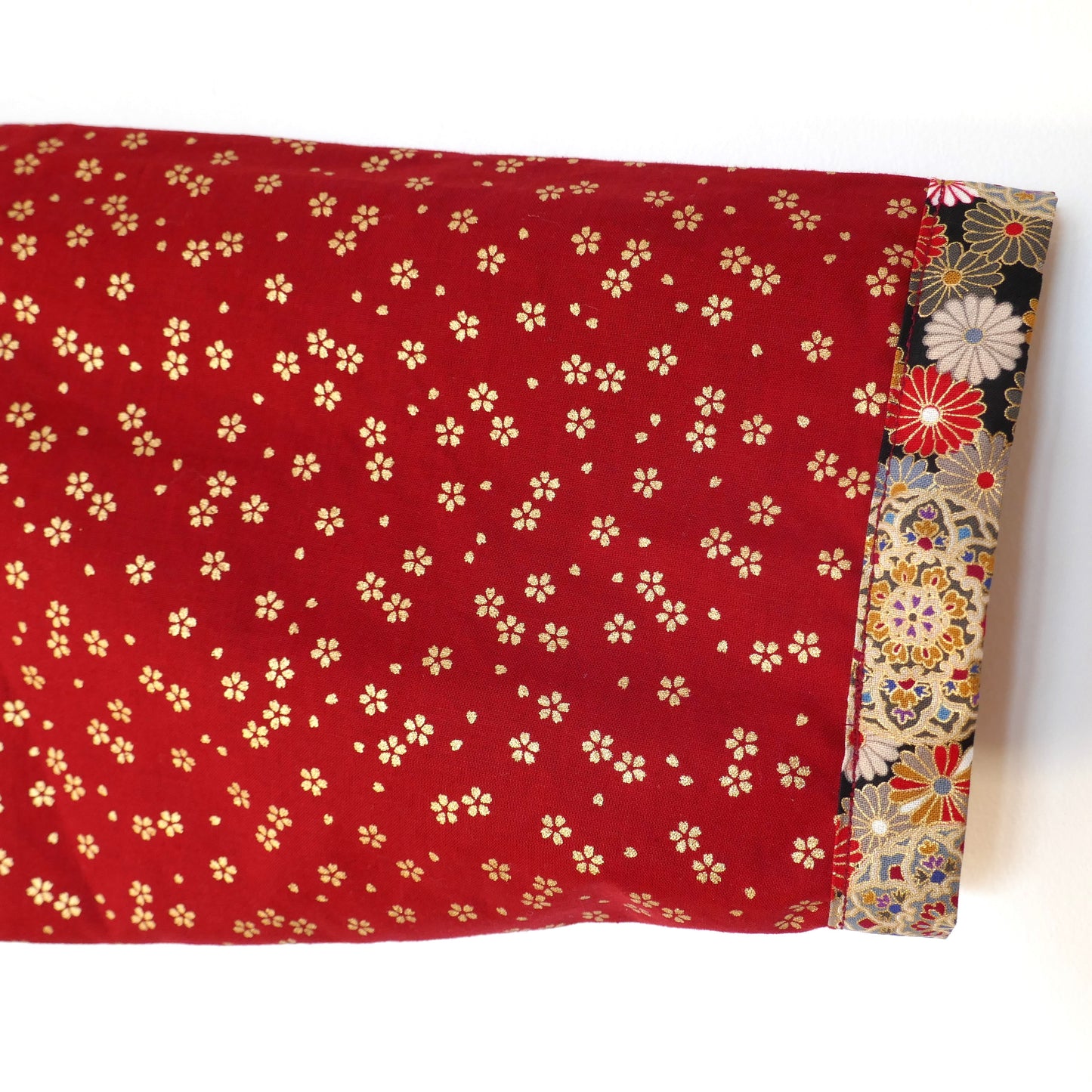 Détail de la manche du haori Kurenai Kiku avec tissu rouge et petits motifs de sakura dorés – veste kimono moderne artisanale