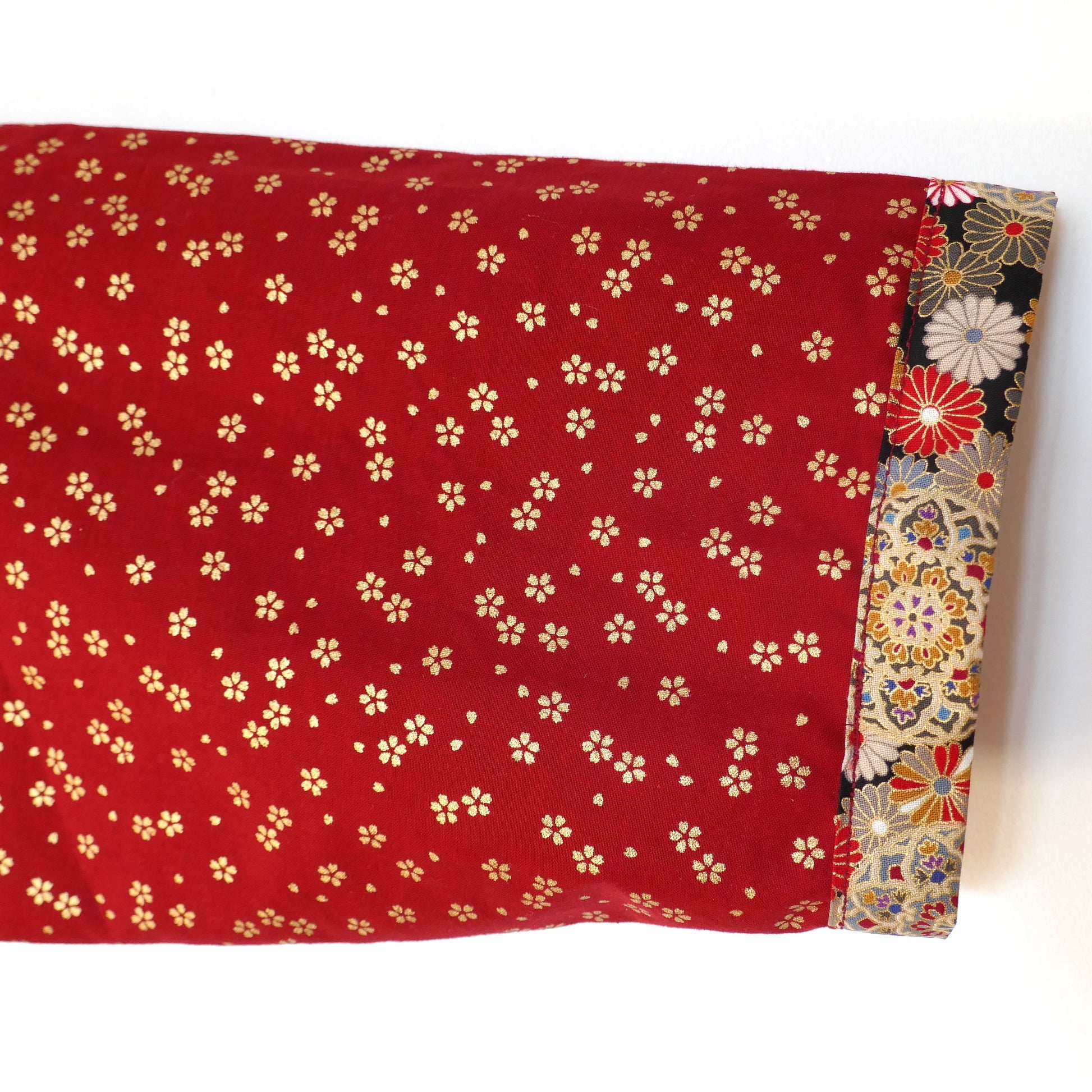 Détail de la manche du haori Kurenai Kiku avec tissu rouge et petits motifs de sakura dorés – veste kimono moderne artisanale